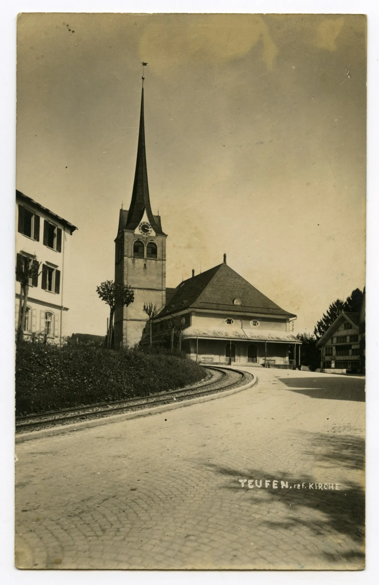 von Westen gesehen, mit Dorfplatz West, altem Bahnhof (z.T.), „Ilge“, Dorfbrunnen