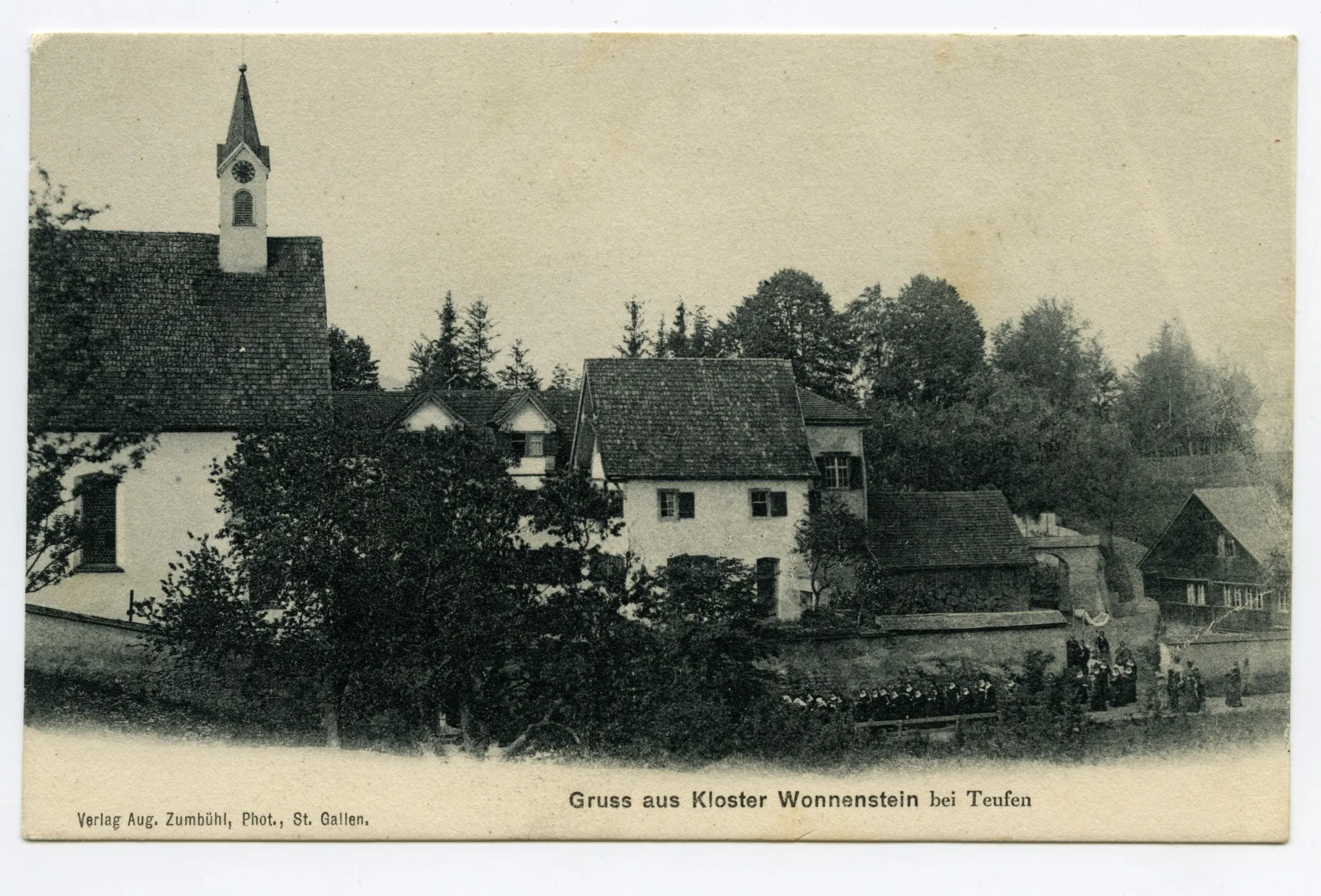 Prozession entlang Klostermauer mit ca. drei Dutzend Nonnen, Baldachin, Zaungästen