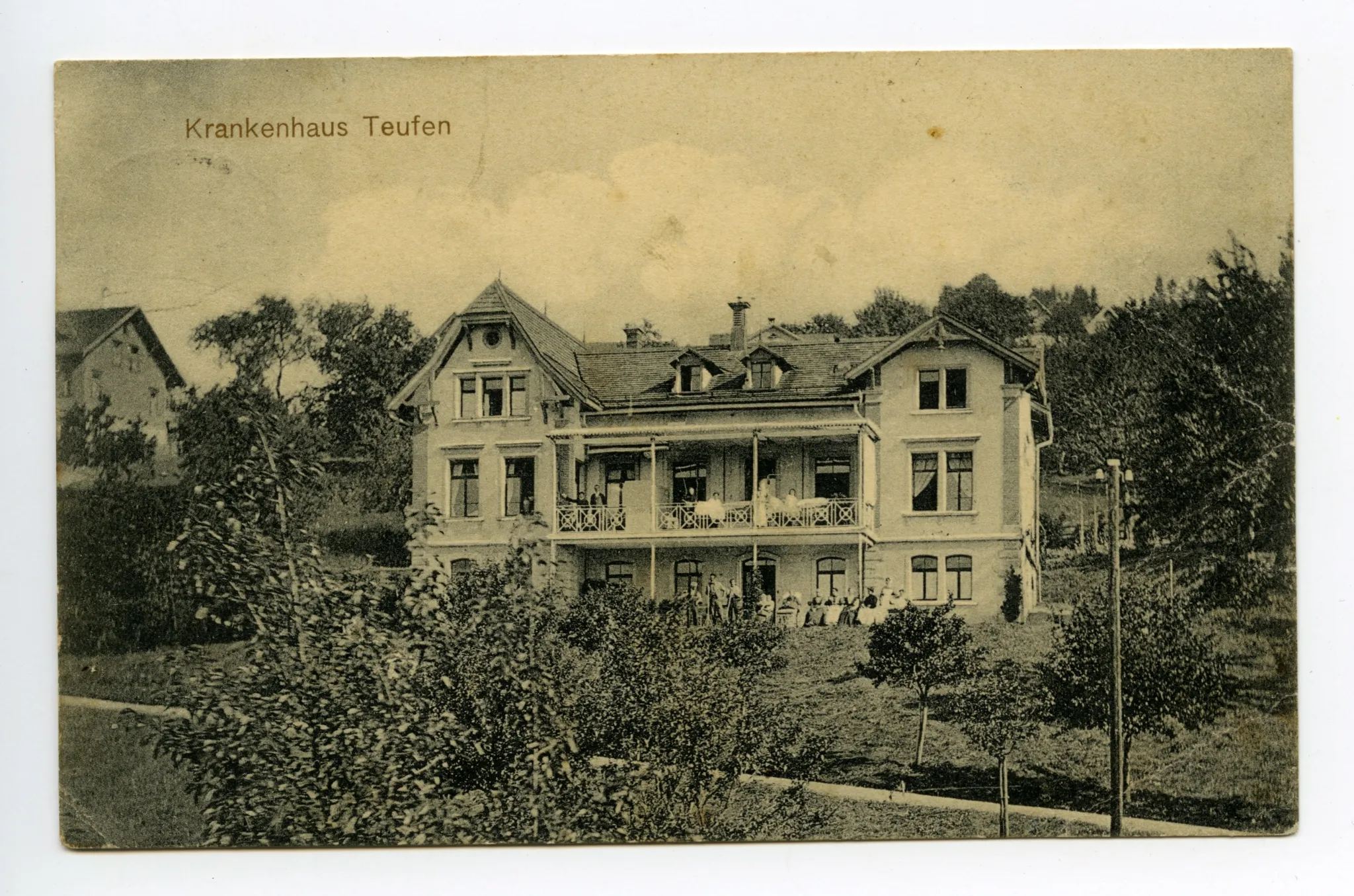 mit Patienten und Krankenschwestern im Garten und auf dem Balkon