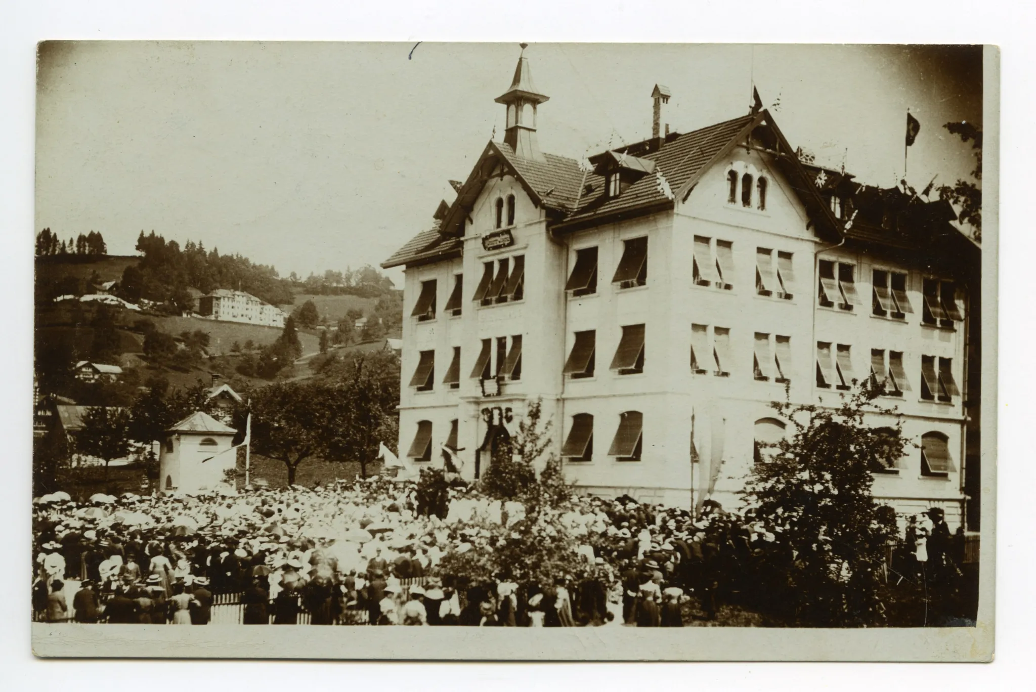 Menschenansammlung vor dem Schulhaus - Einweihung