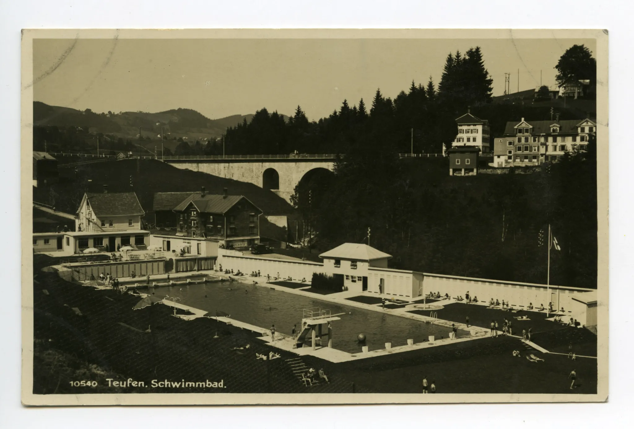mit alter Bahnbrücke im Hintergrund