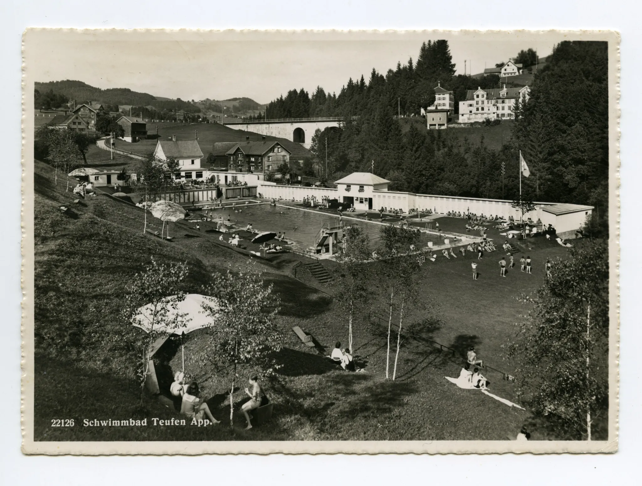mit alter Bahnbrücke im Hintergrund