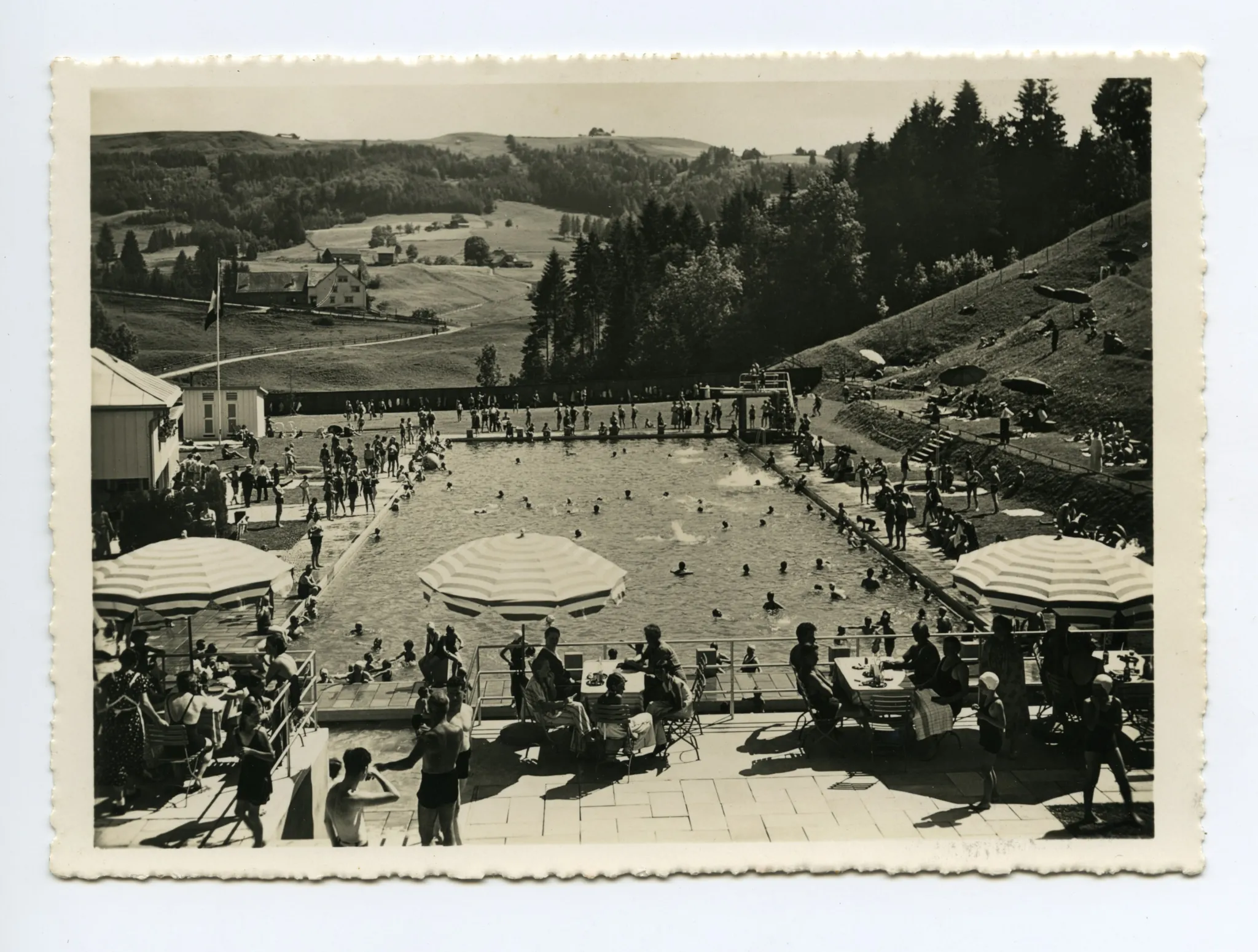 mit Badegästen und Restaurantterrasse im Vordergrund