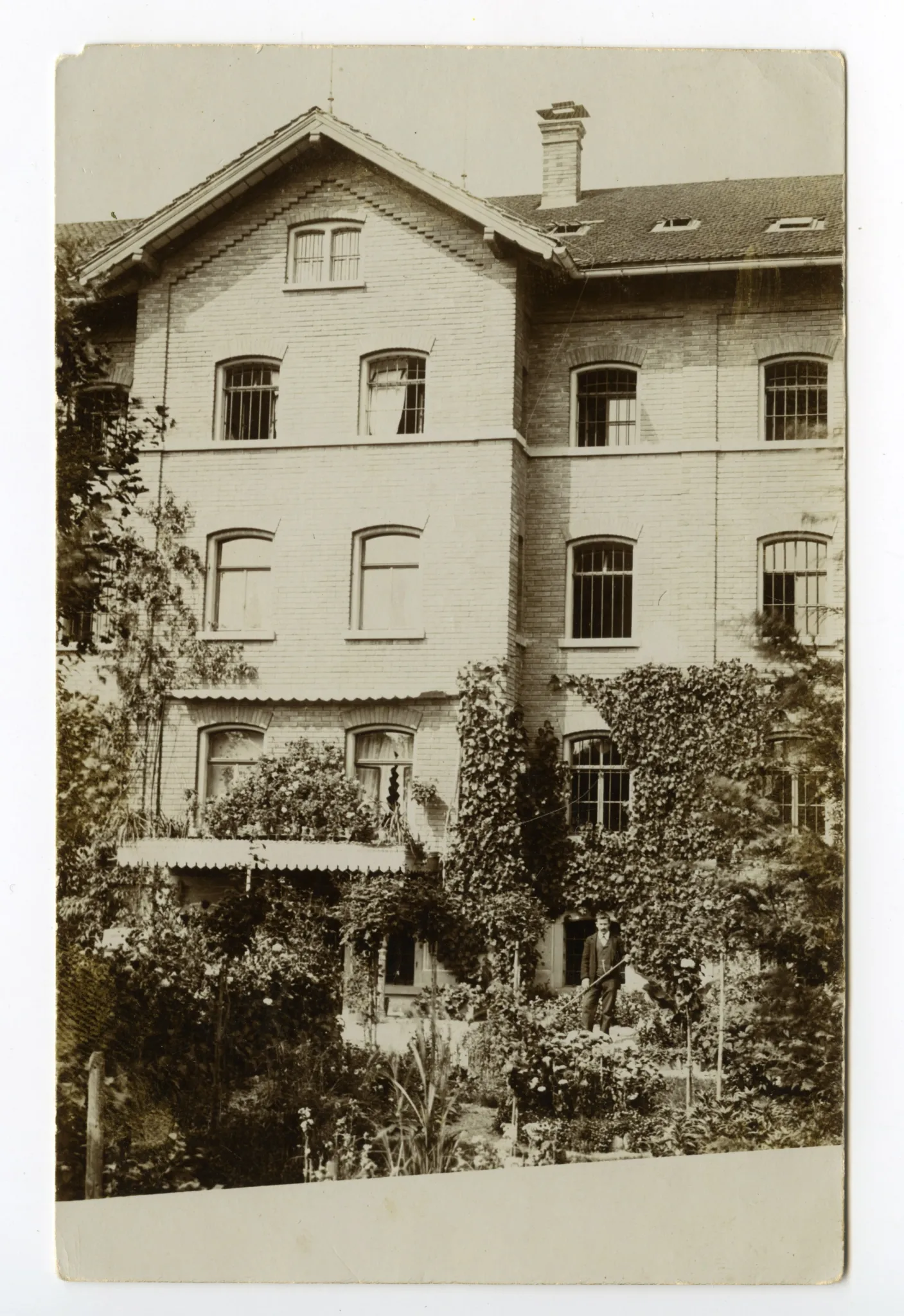 Ausschnitt mit Teil des Gartens und einer Person