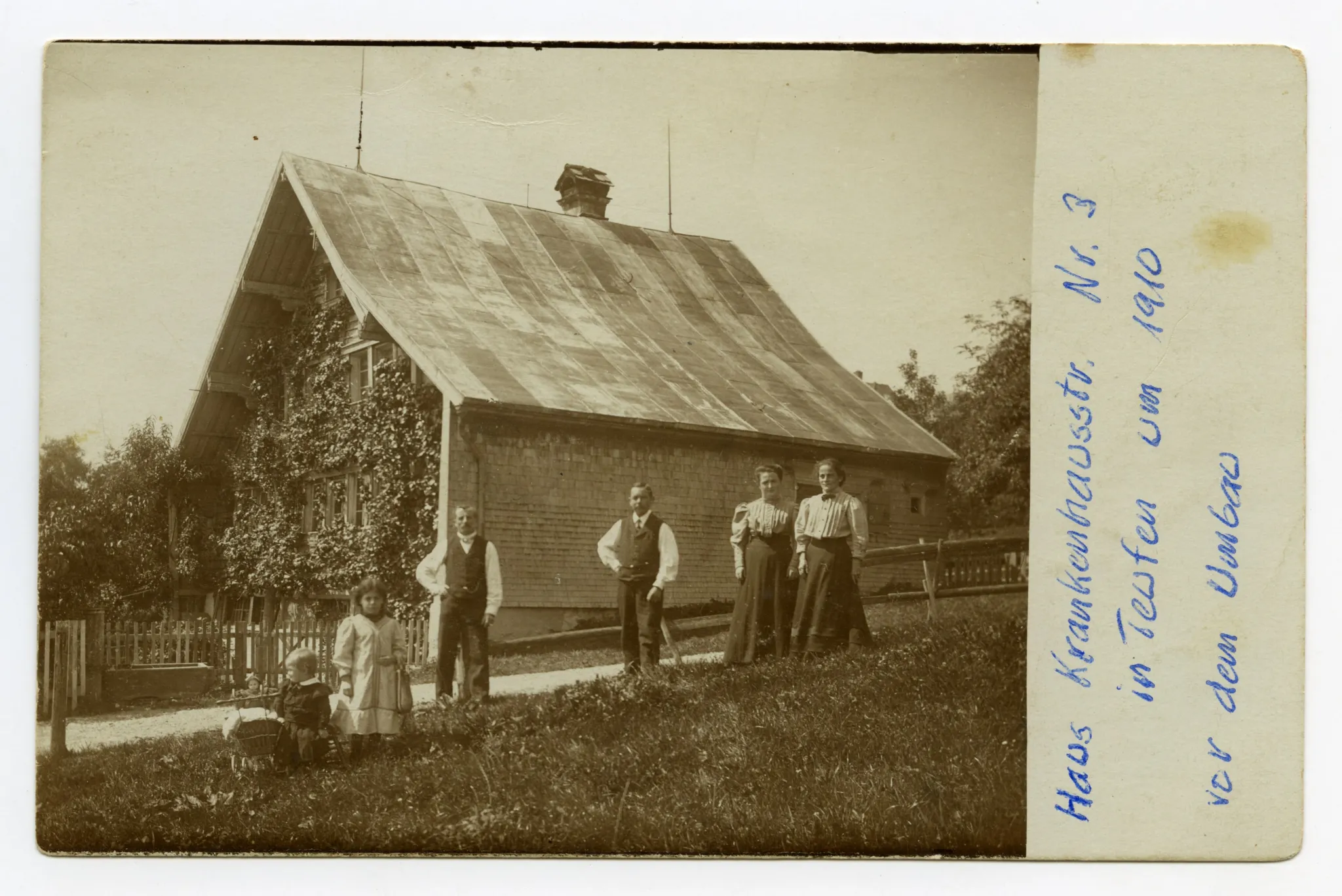 vor dem Umbau/Aufstockung, mit Hausbewohnern ? vor dem Haus