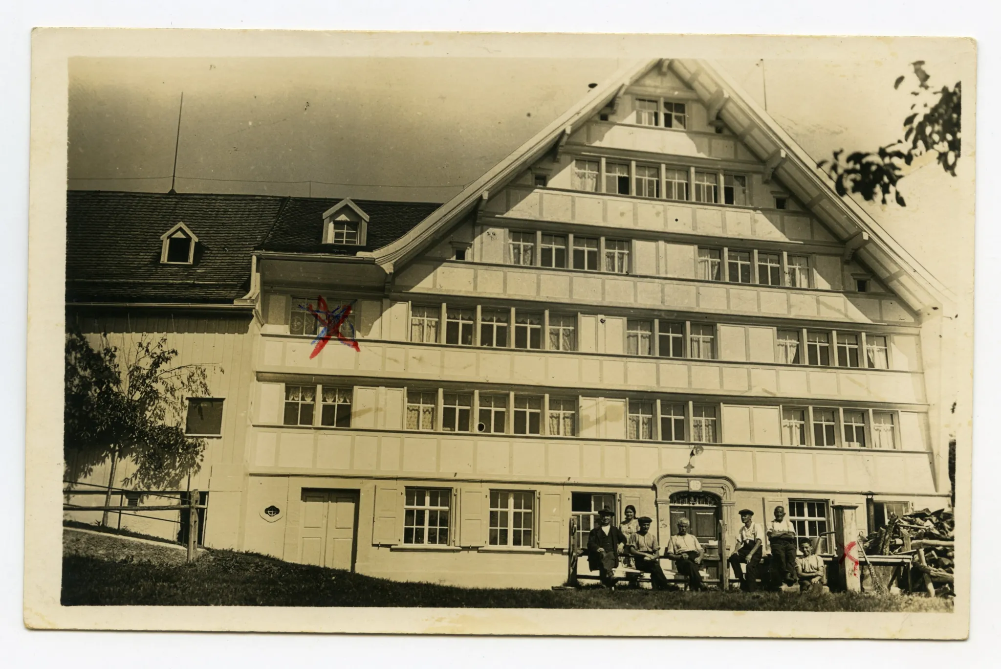 Ansicht mit Bewohnern vor dem Eingang