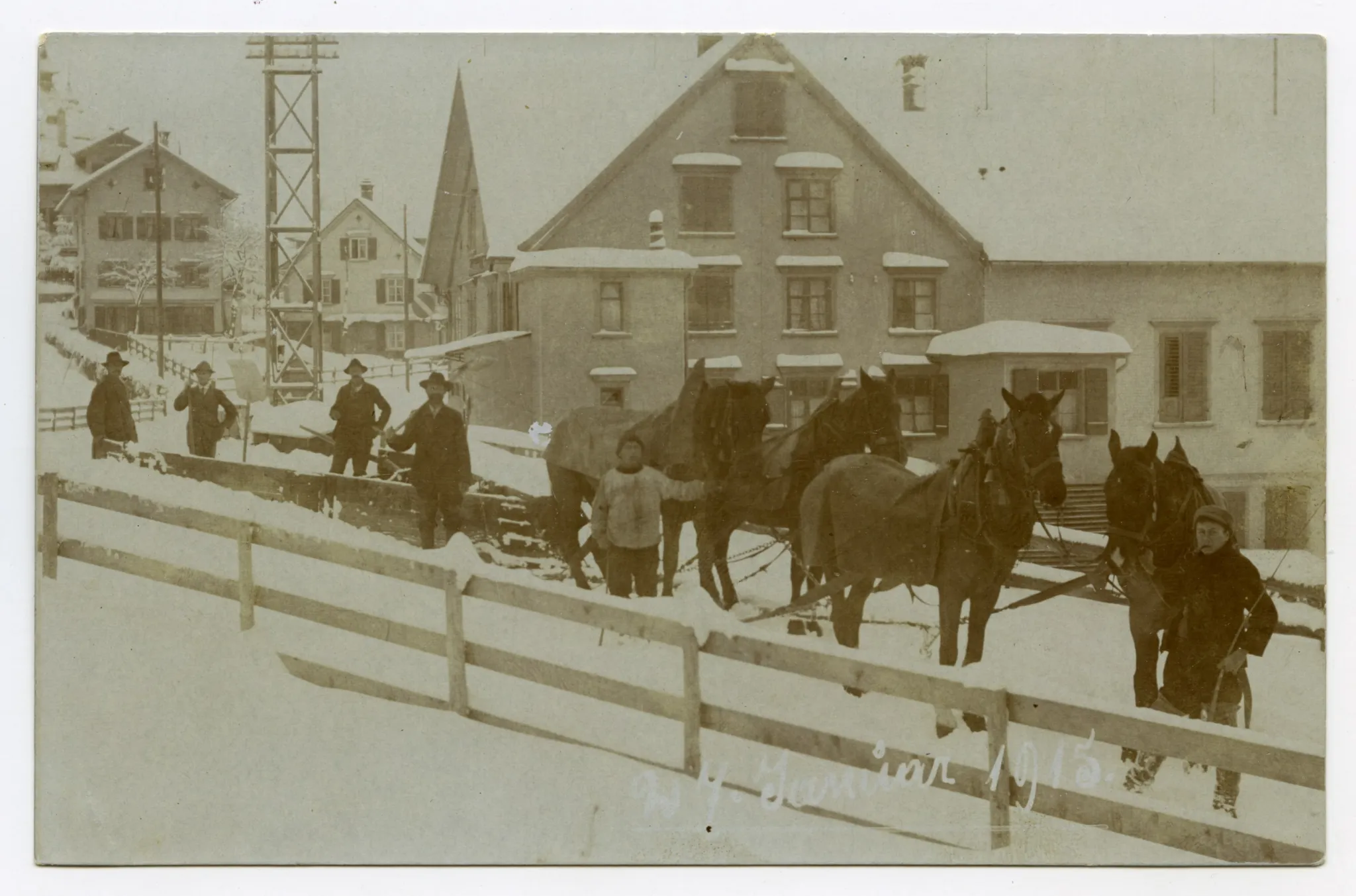 Ansicht mit Helfenden im Winterdienst beim Sternen und Pferdegespann im Vordergrund