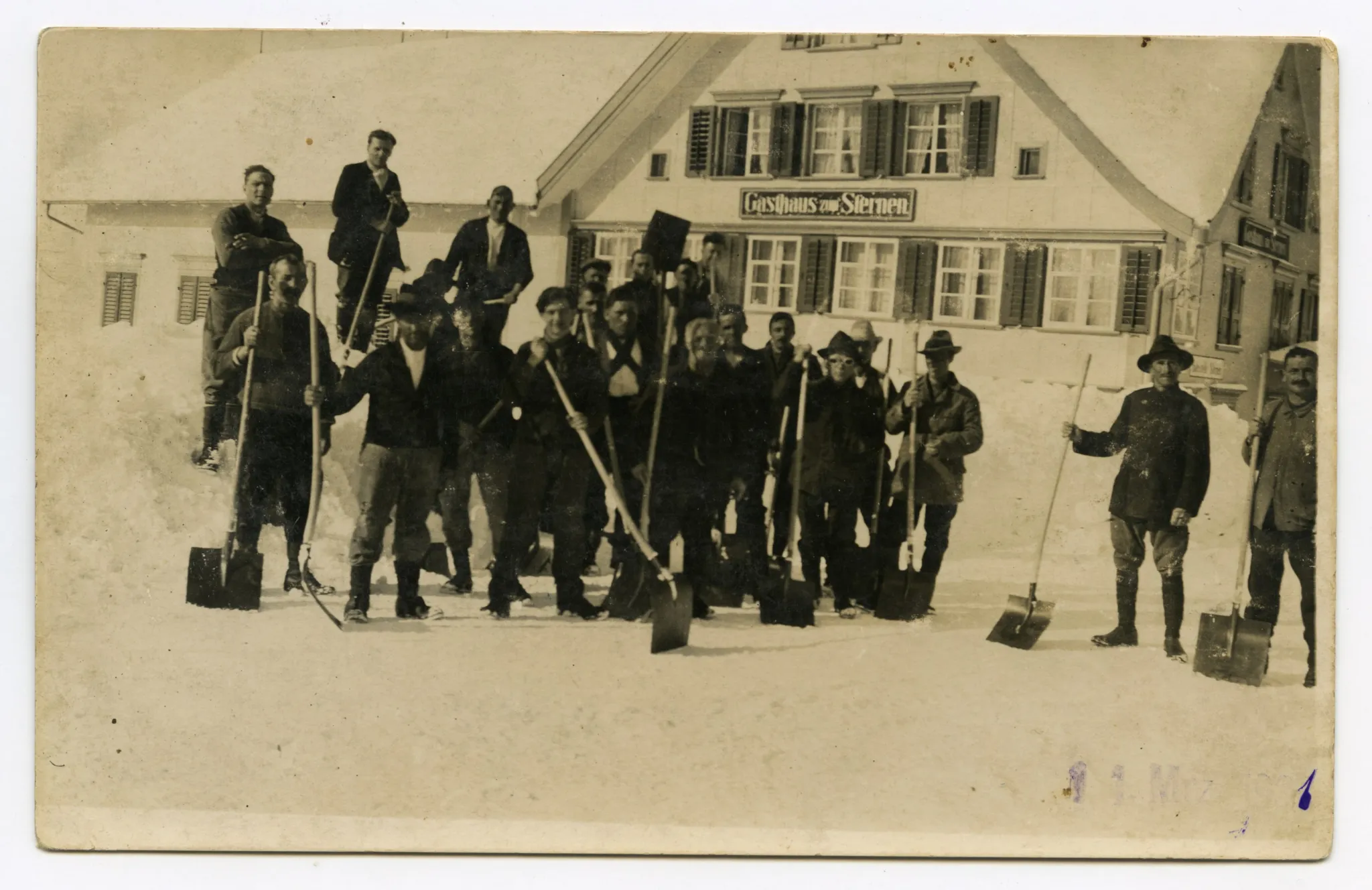 Ansicht mit Helfenden im Winterdienst vor dem Gasthaus zum Sternen