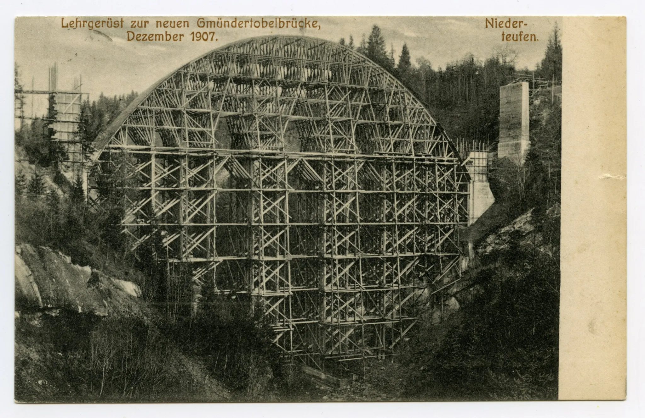 Ansicht mit Lehrgerüst, Karte 1: 1. Bauphase; Vgl. Hc.12-03; Karte 2: 2. Bauphase; Karte 3: 3. Bauphase mit bereits teilweise abgebautem Lehrgerüst und alter Gmündertobelbrücke im Vordergrund