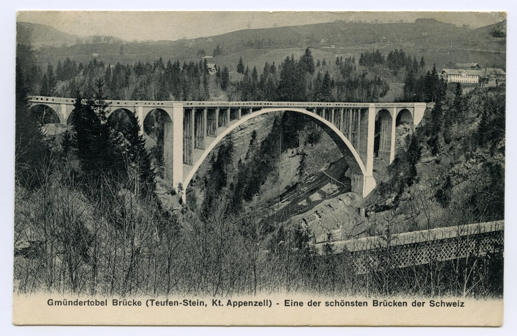 Ansicht der fertiggestellten Brücke mit Vorgängerbrücke im Vordergrund