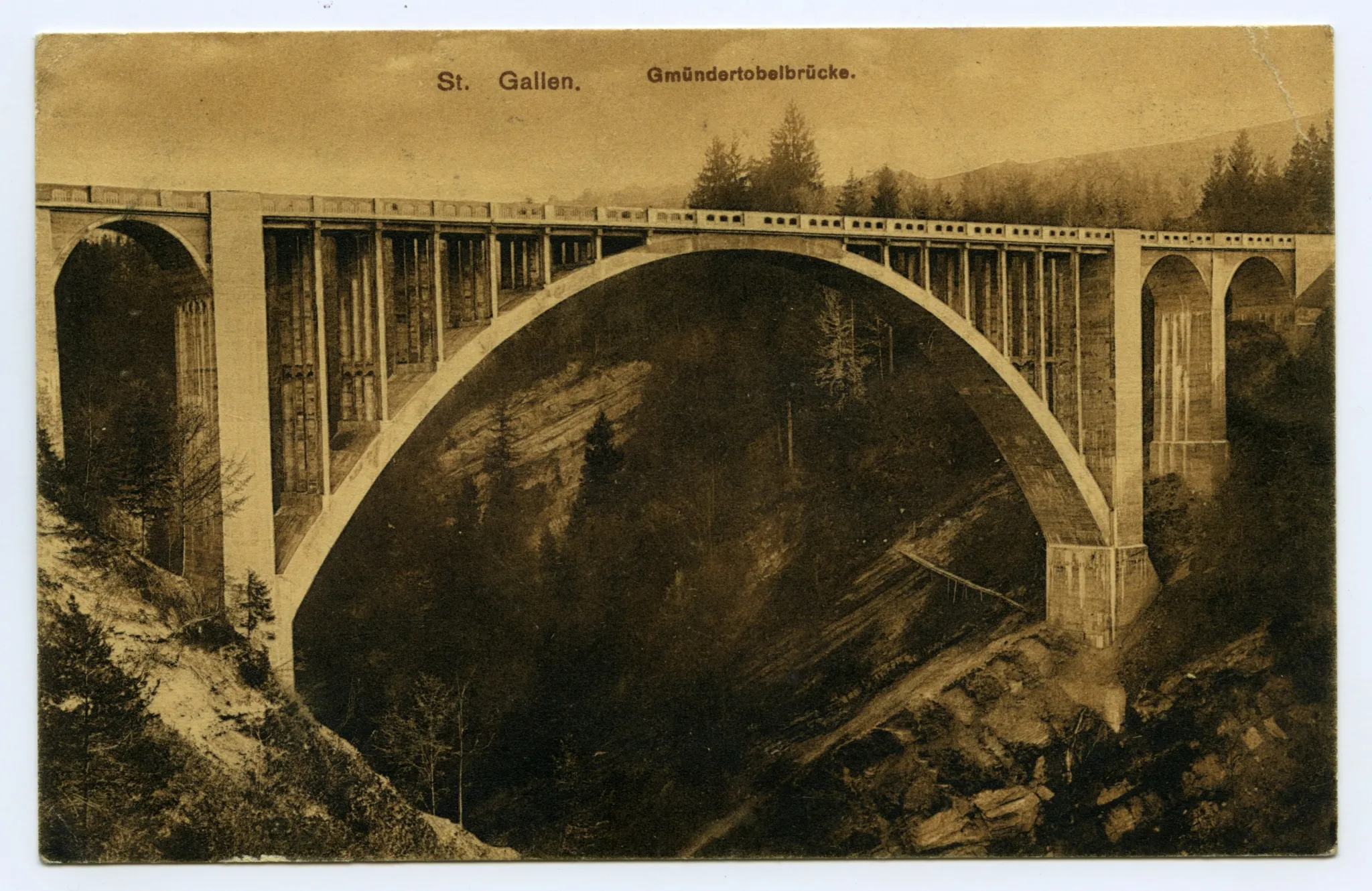 Ansicht der fertiggestellten Brücke mit Waldansicht unter der Brücke, Karte 1: mit Beige-Stich; Karte 2: mit leichtem Grün-Stich