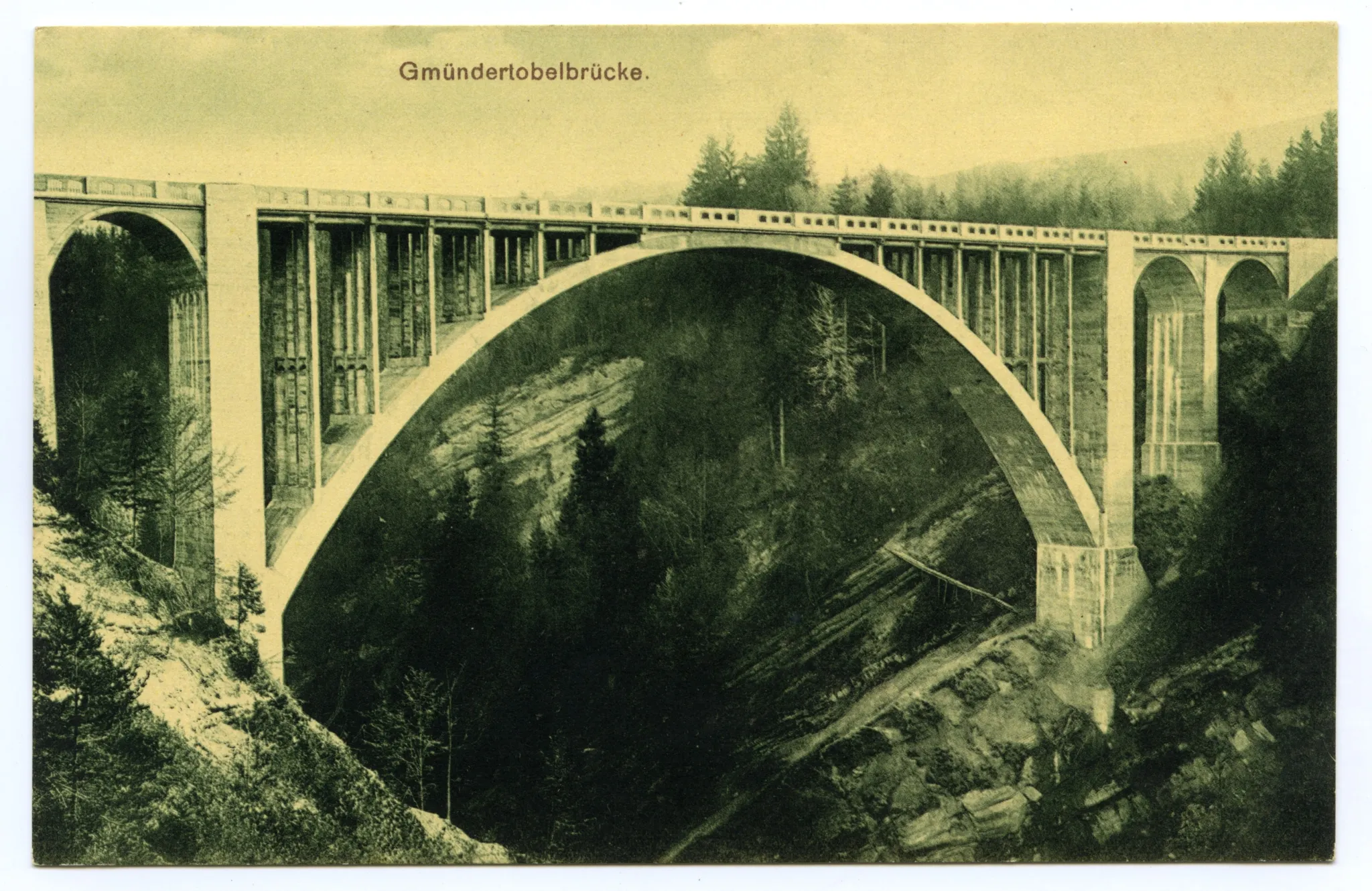 Ansicht der fertiggestellten Brücke mit Waldansicht unter der Brücke, Karte 1: mit Beige-Stich; Karte 2: mit leichtem Grün-Stich