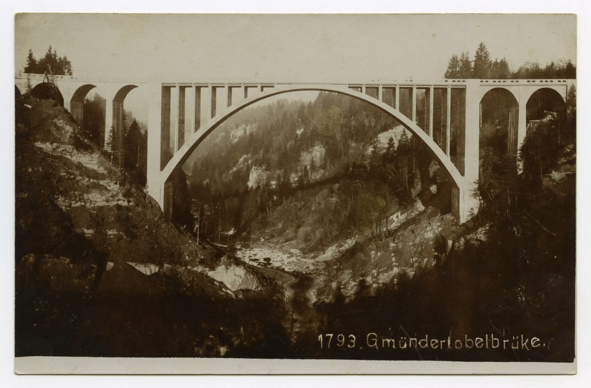 Ansicht der Brücke mit grösserem Ausschnitt des Tobels im Vordergrund