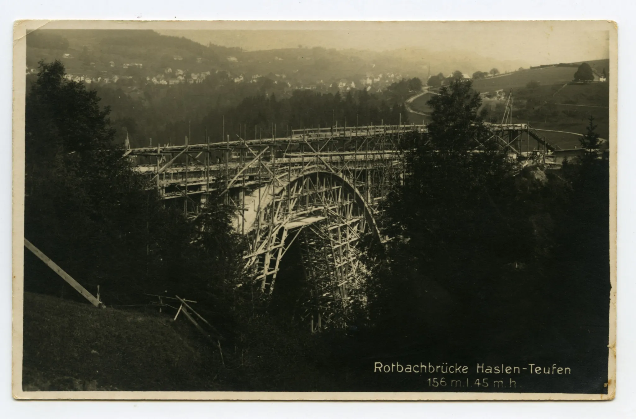 Ansicht der Bauphase mit Brückenbogengerüst