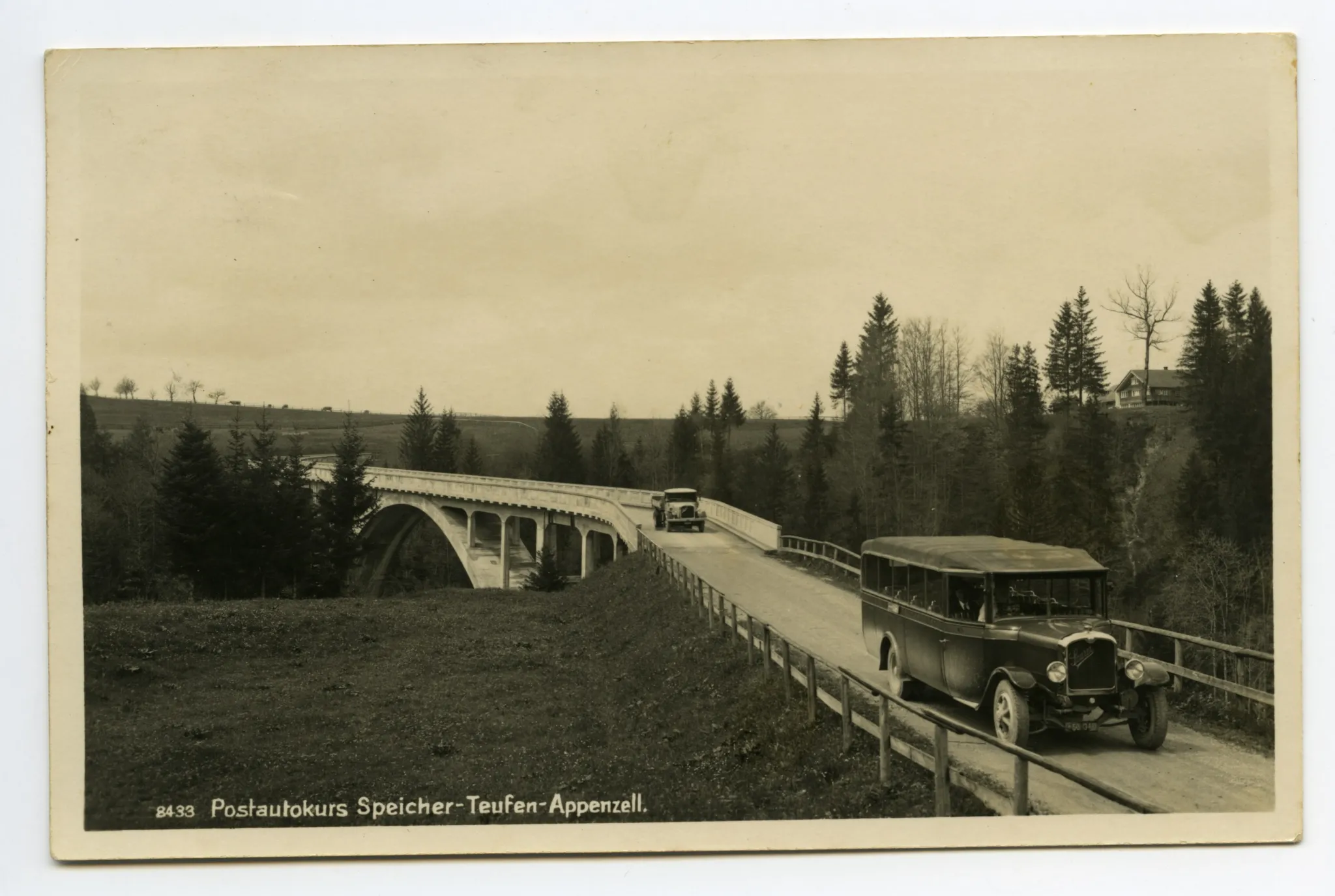 Ansicht der Brücke mit Postautohalterwagen aus Richtung Norden