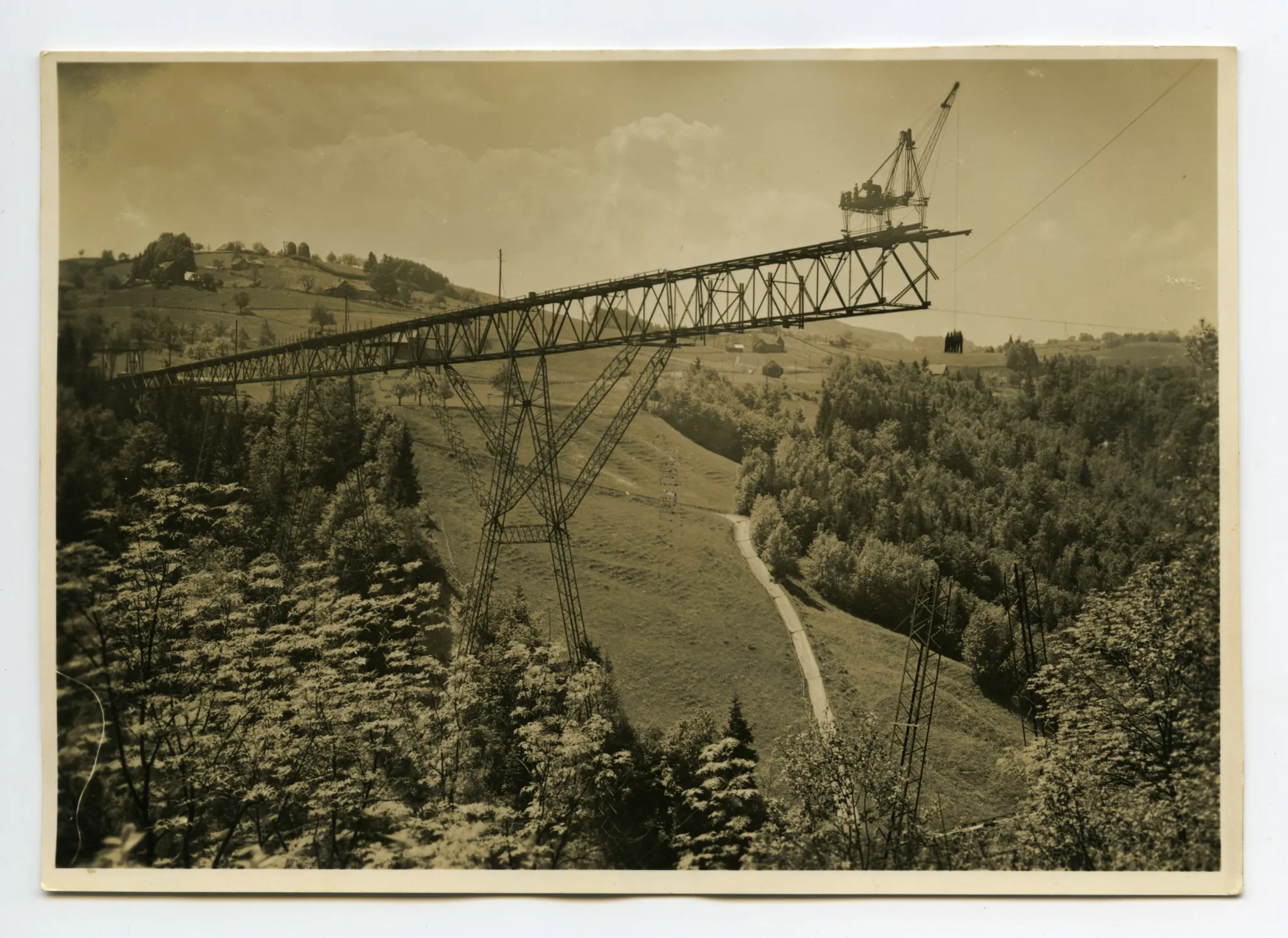 Ansicht der Brücke während der Bauphase mit Gerüst und Bauarbeiter auf dem Gerüst; Bau der Brücke 1936-1937; Karte 1: Hochformat; Karte 2: Querformat
