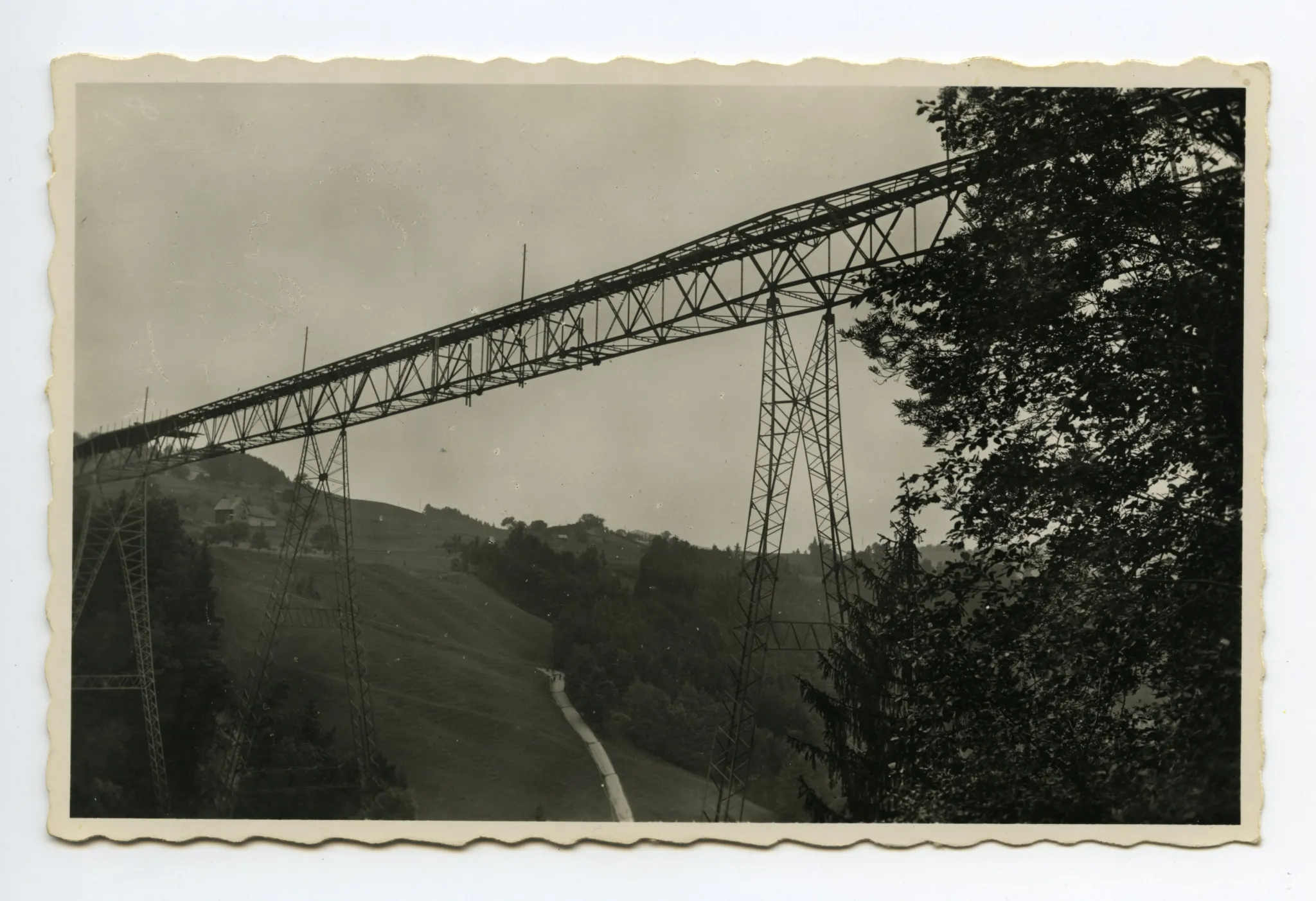 Ansicht der Brücke von schräg unten Richtung Stein, mit und ohne fertigem Belag