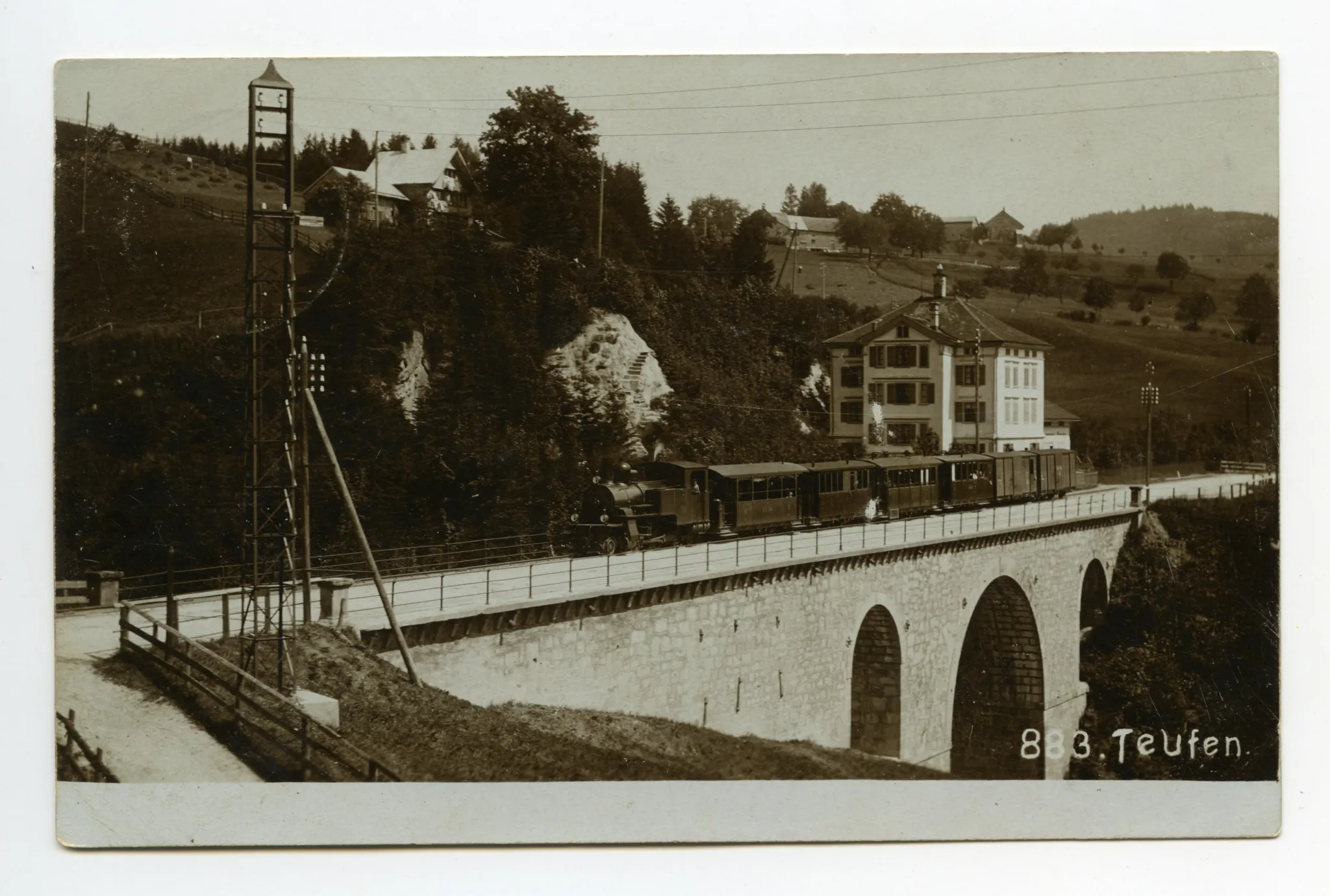 Ansicht von Westen mit fahrender Bahn auf der Brücke, Nahaufnahme
