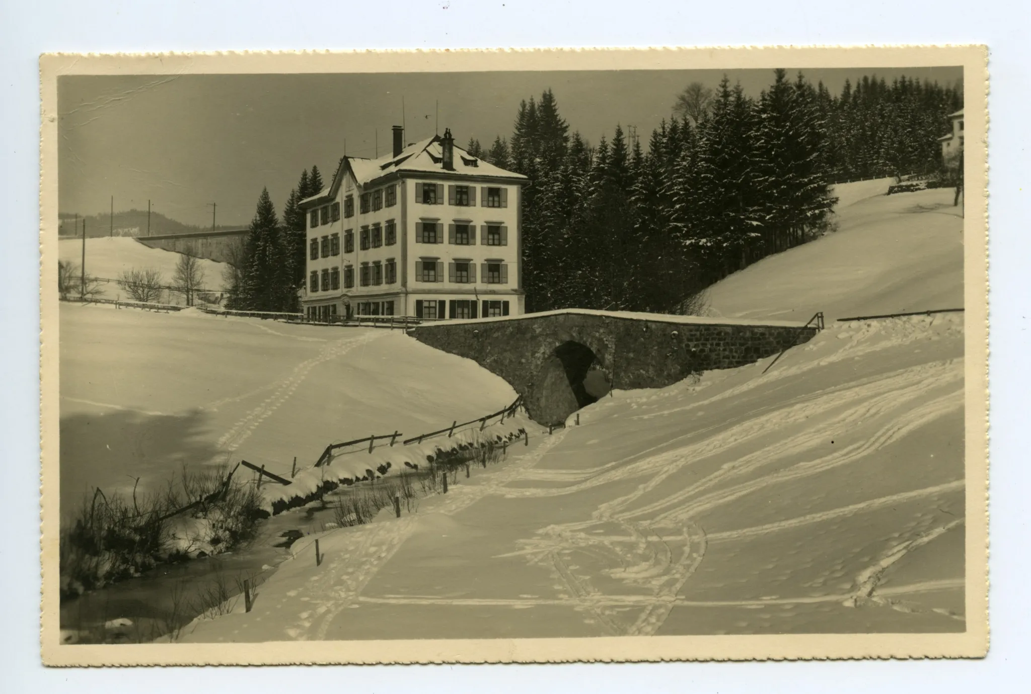 Ansicht von Südwesten mit Fabrik am Goldibach (ehemals Spinnerei in der Göbsi)
