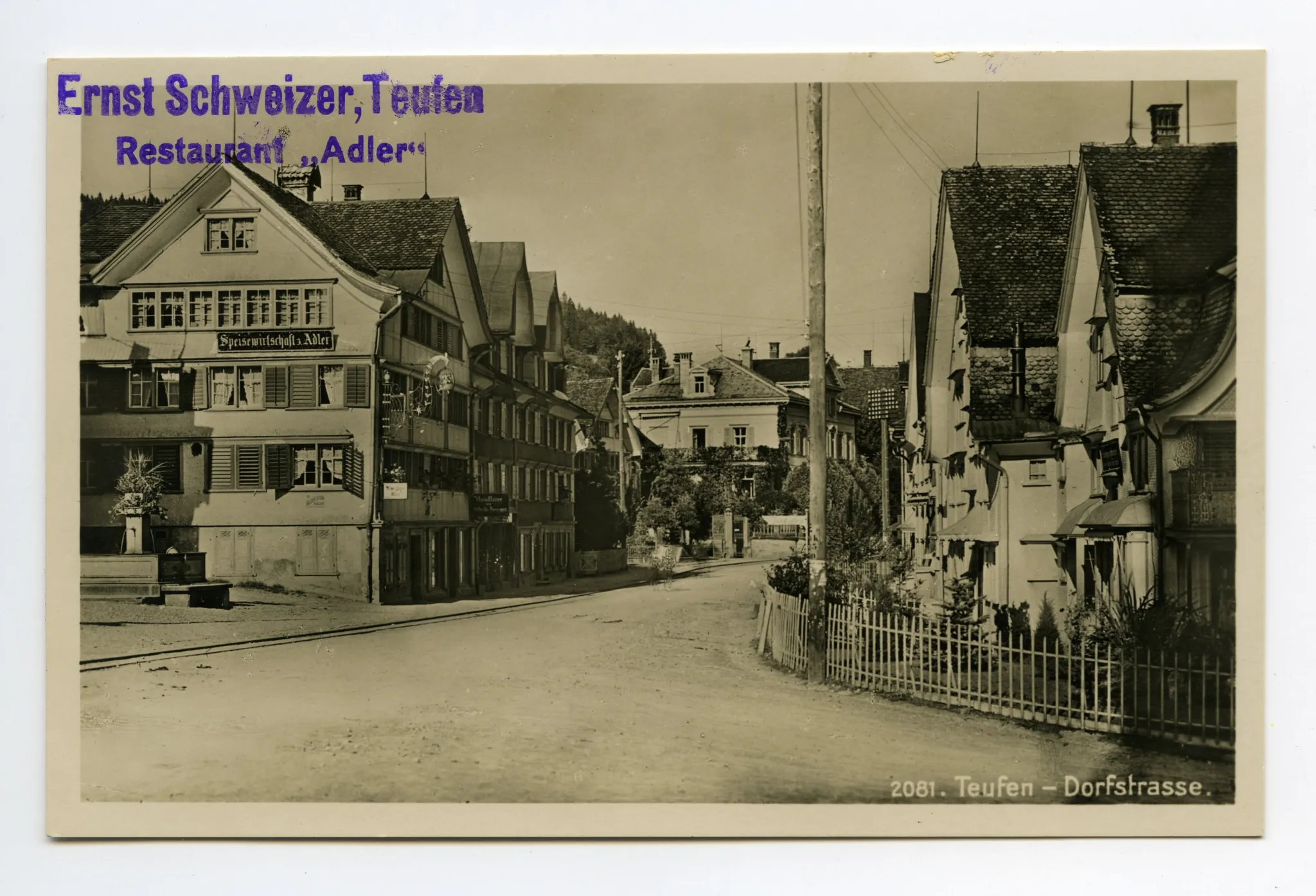 Ansicht mit Hauptstrasse durchs Dorf