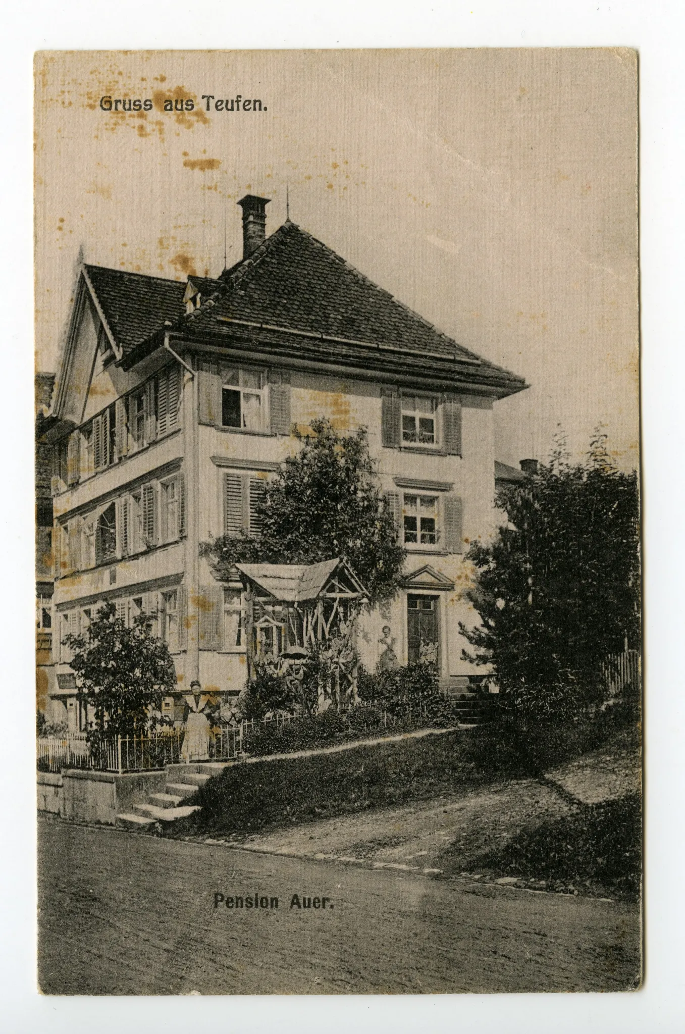 Einzelansicht mit Personen vor der Pension (vgl. Hc.08-079, identisch)