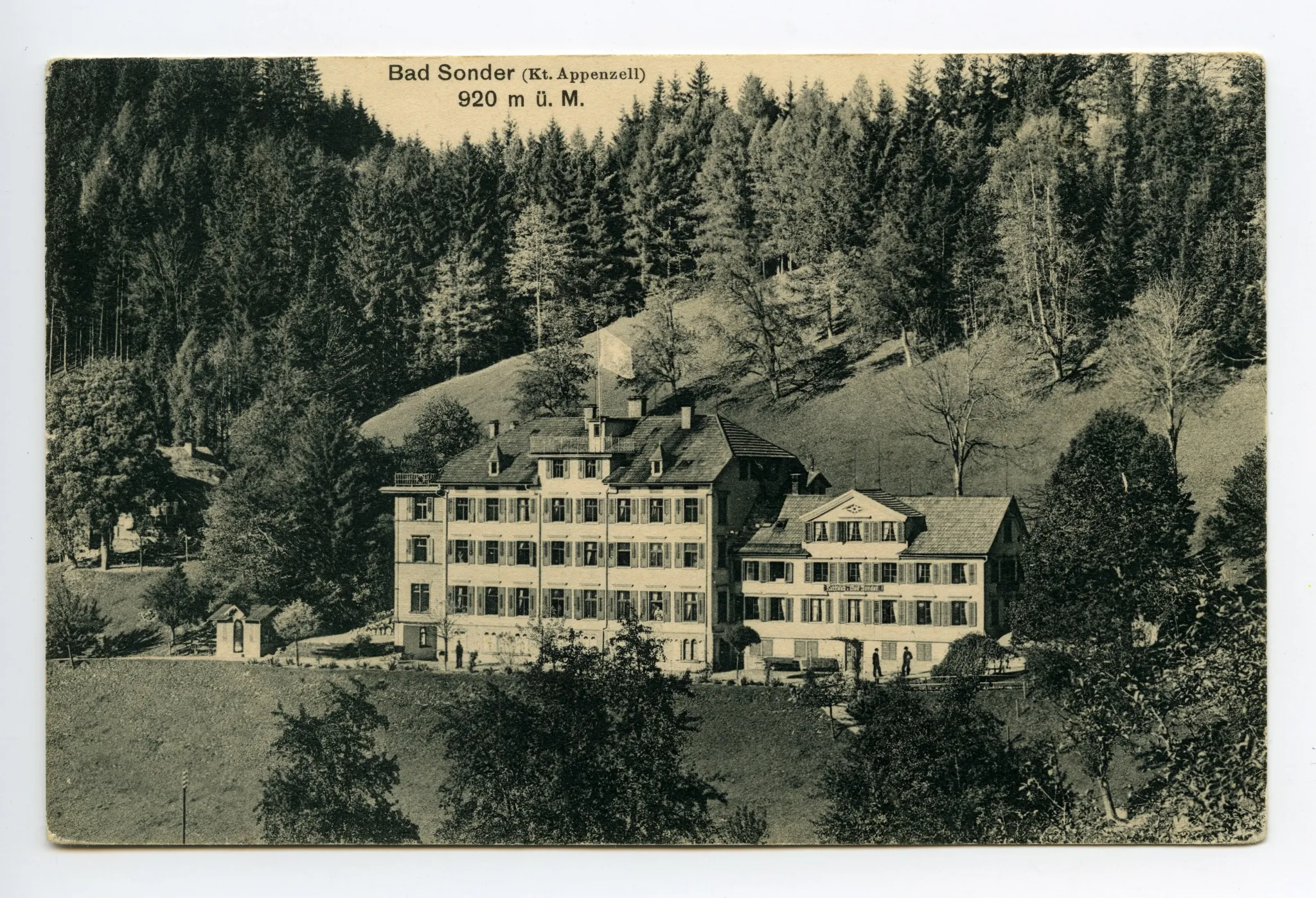 Gesamtansicht aus Süden mit einzelnen Kurgästen vor dem Haus