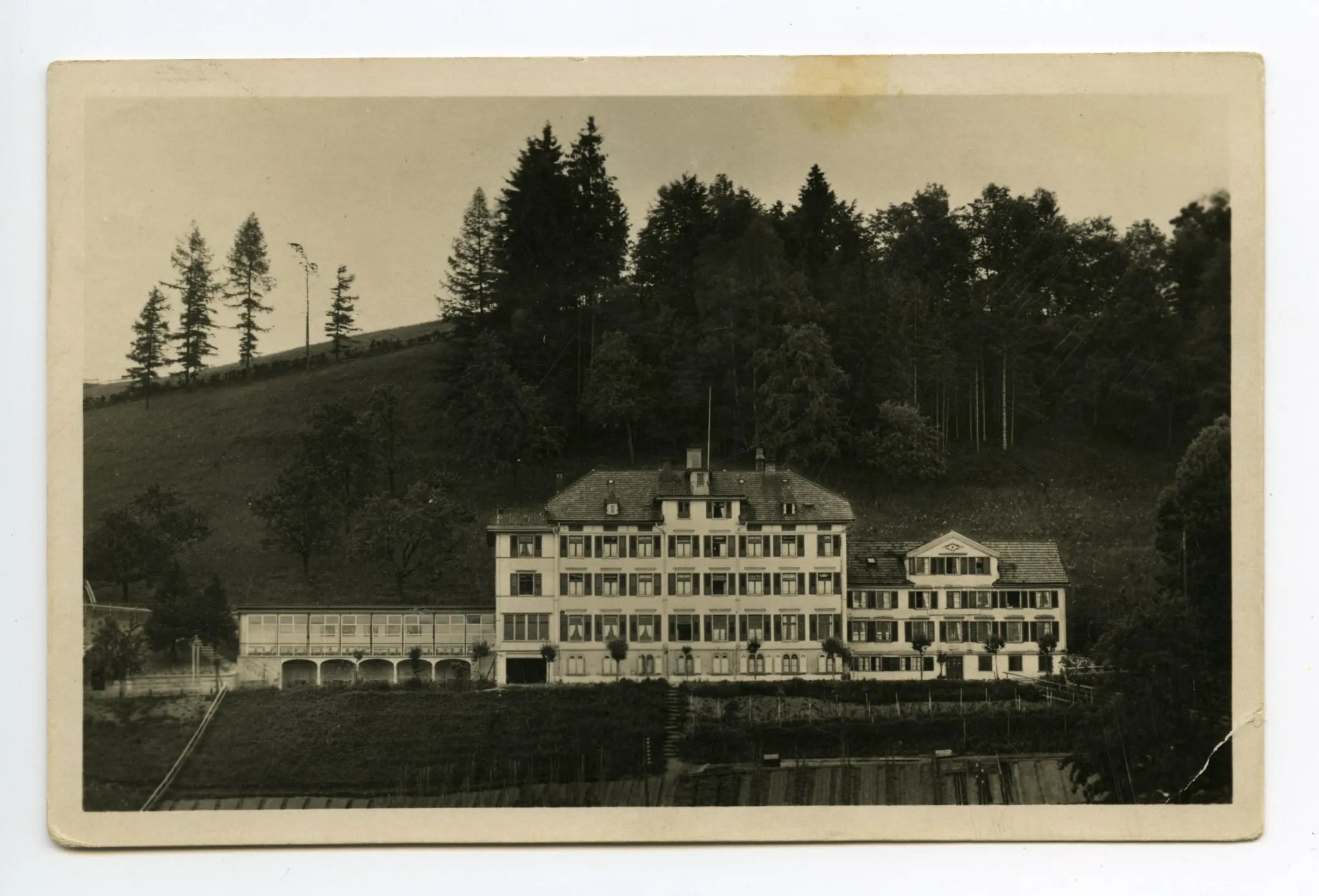 Gesamtansicht mit Garten und Gemüsebeet im Vordergrund; Karte 2:(vgl. Hc.08-15, identisch)