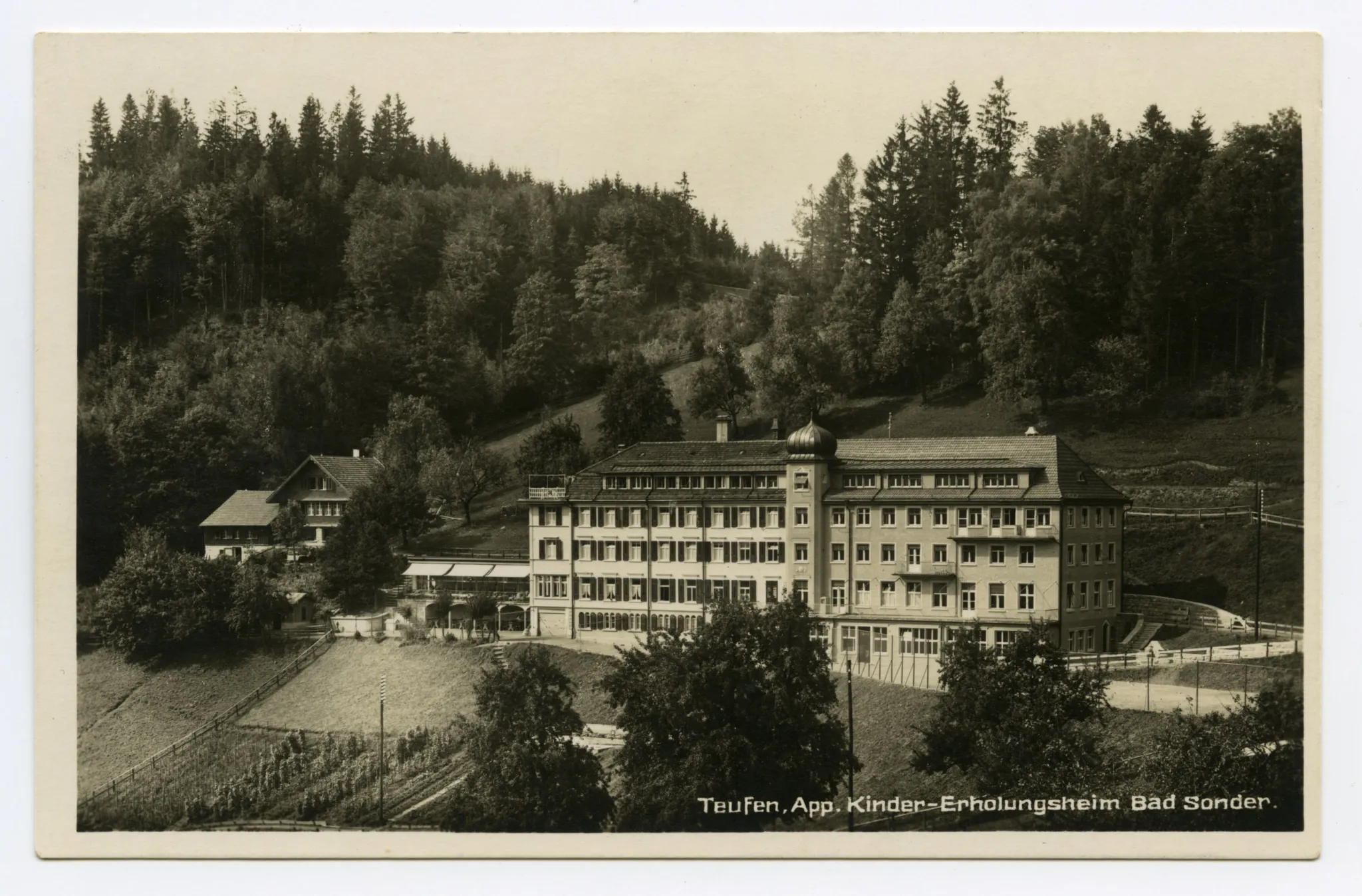 Gesamtansicht mit Garten aus Süden (vgl. Hc.08-17, mit Stempel von 1928)
