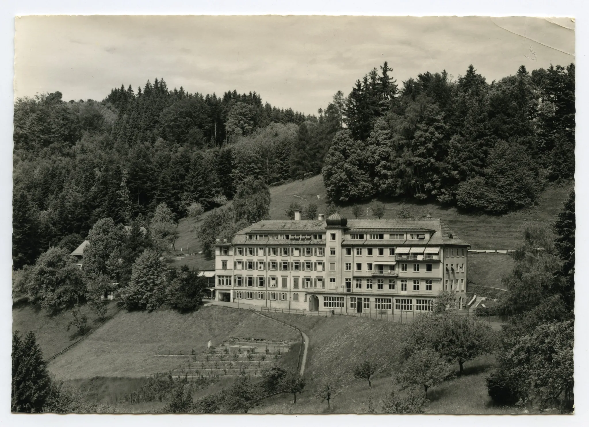 Gesamtansicht aus Süden mit Garten
