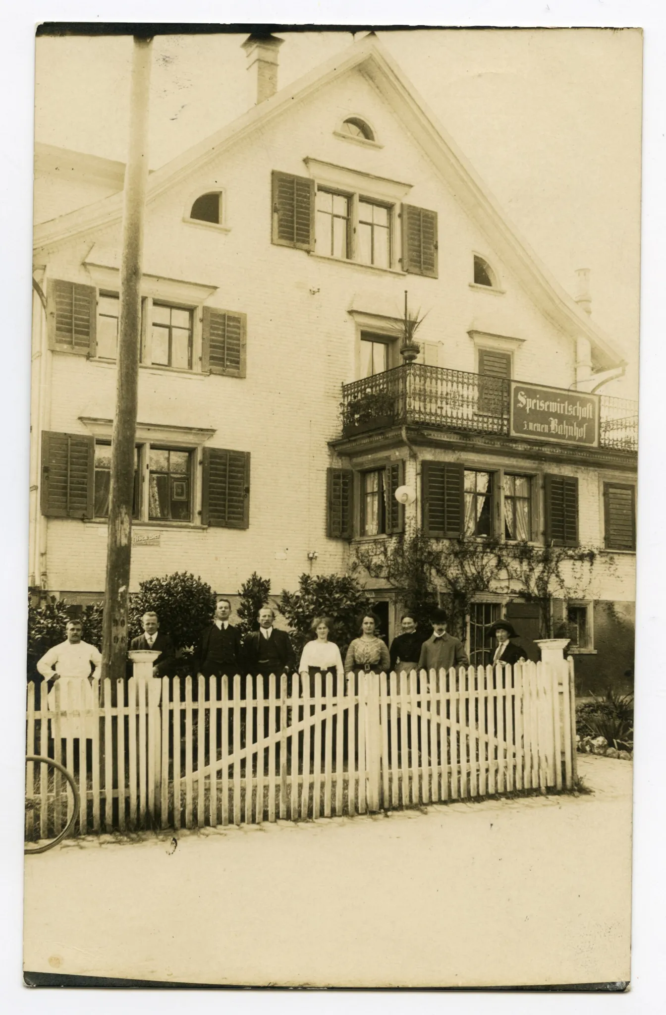 Aussenansicht mit Besitzern und Personal aufgereiht vor dem Gasthaus
