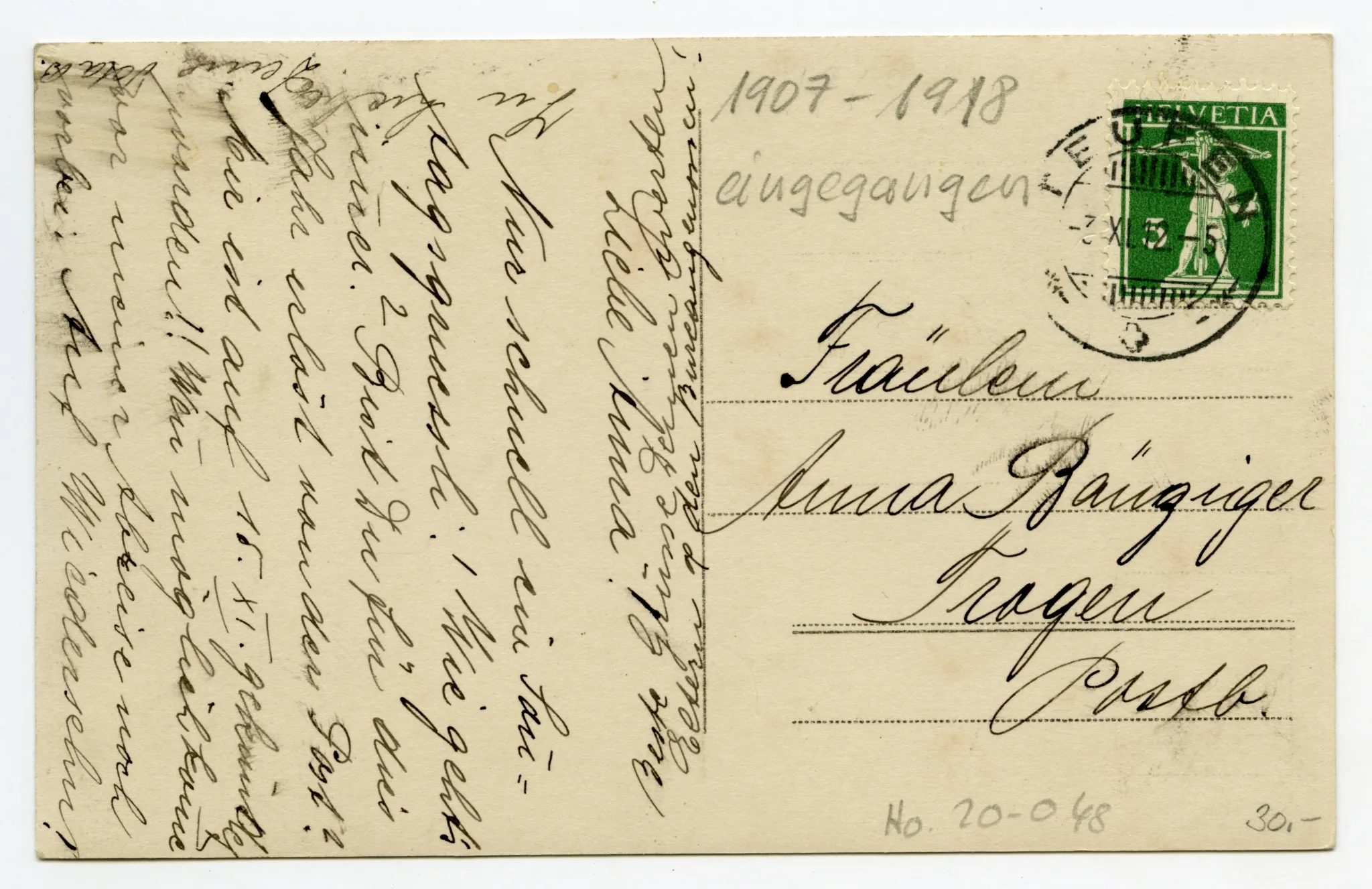 Aussenansicht mit Besitzern und Personal aufgereiht vor dem Gasthaus