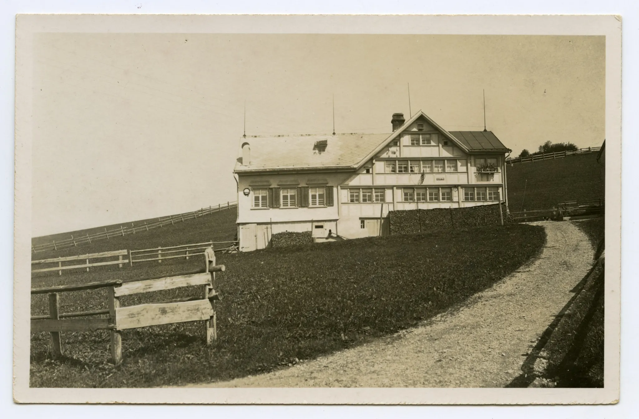 Gesamtansicht mit Zufahrtsstrasse