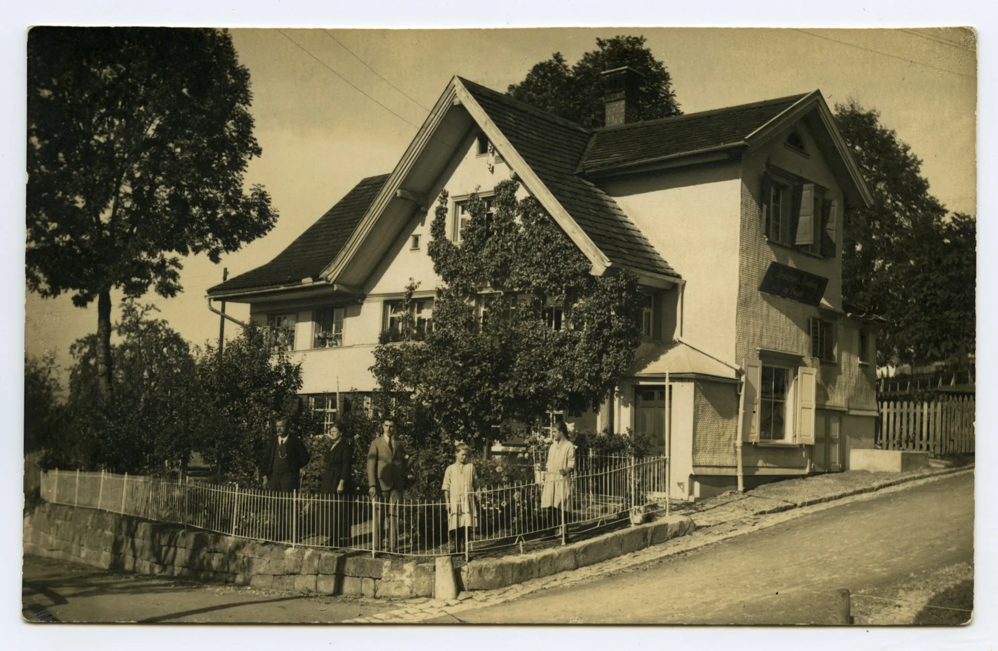 Ansicht mit Besitzerfamilie, eingegangen um 1952