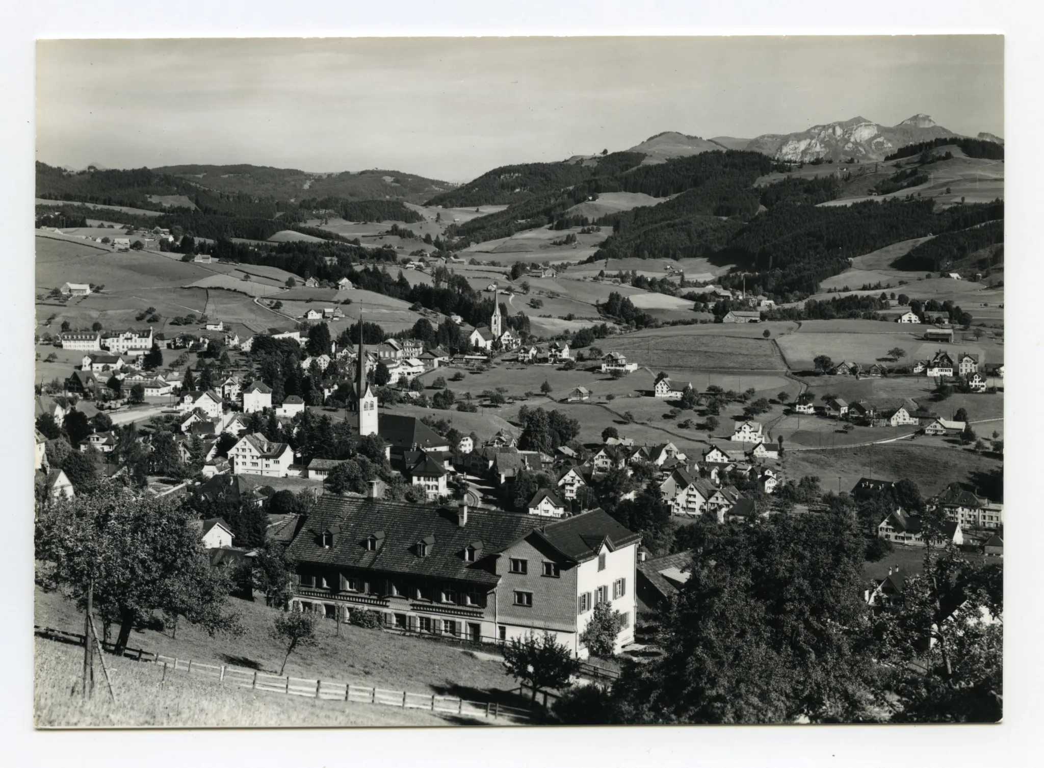 Rückansicht aus Norden mit Blick auf Teufen mit ref. und alter kath. Kirche