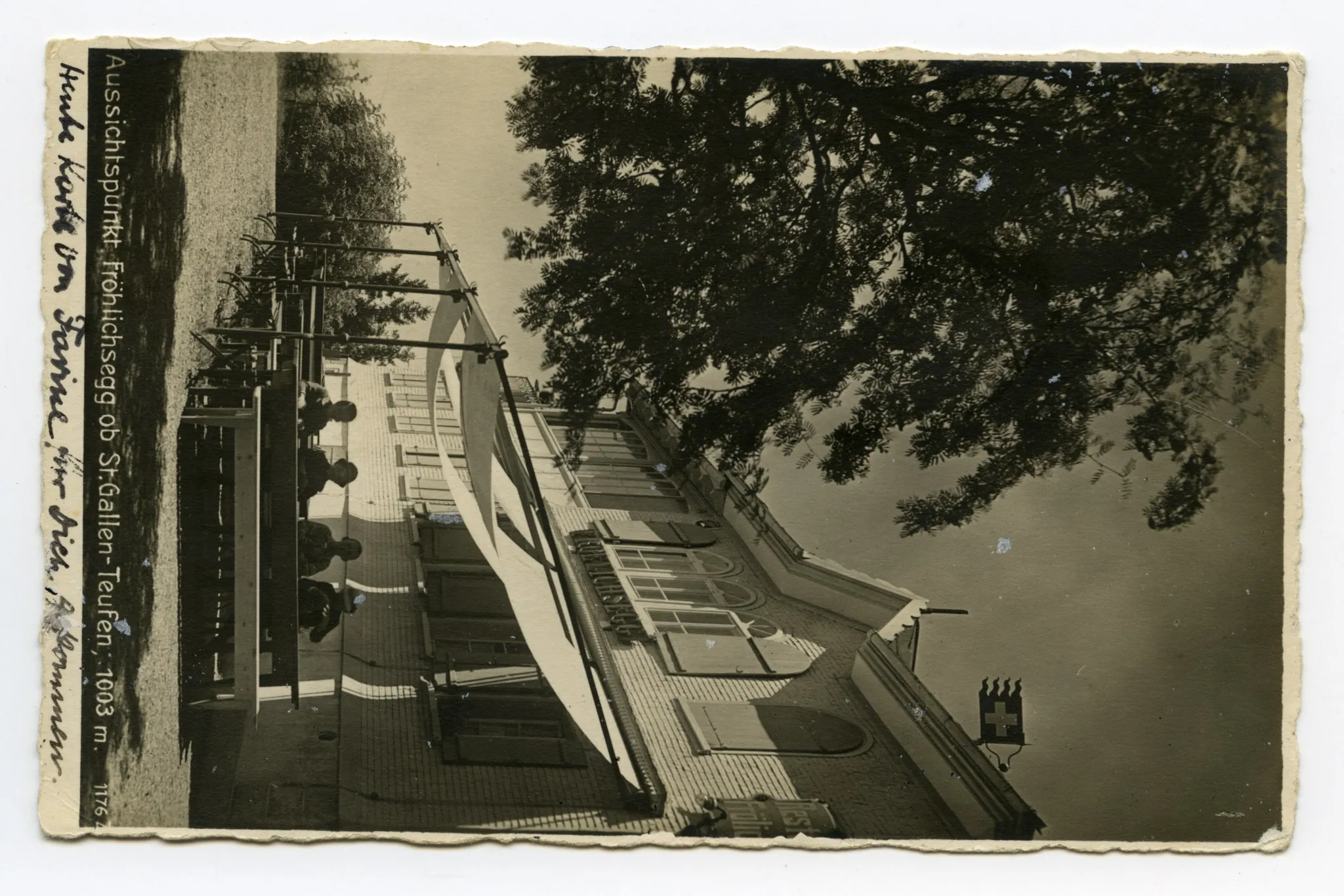 Karte im Hochformat, Ausschnitt, Ansicht von Südosten, Terrasse mit Gästen