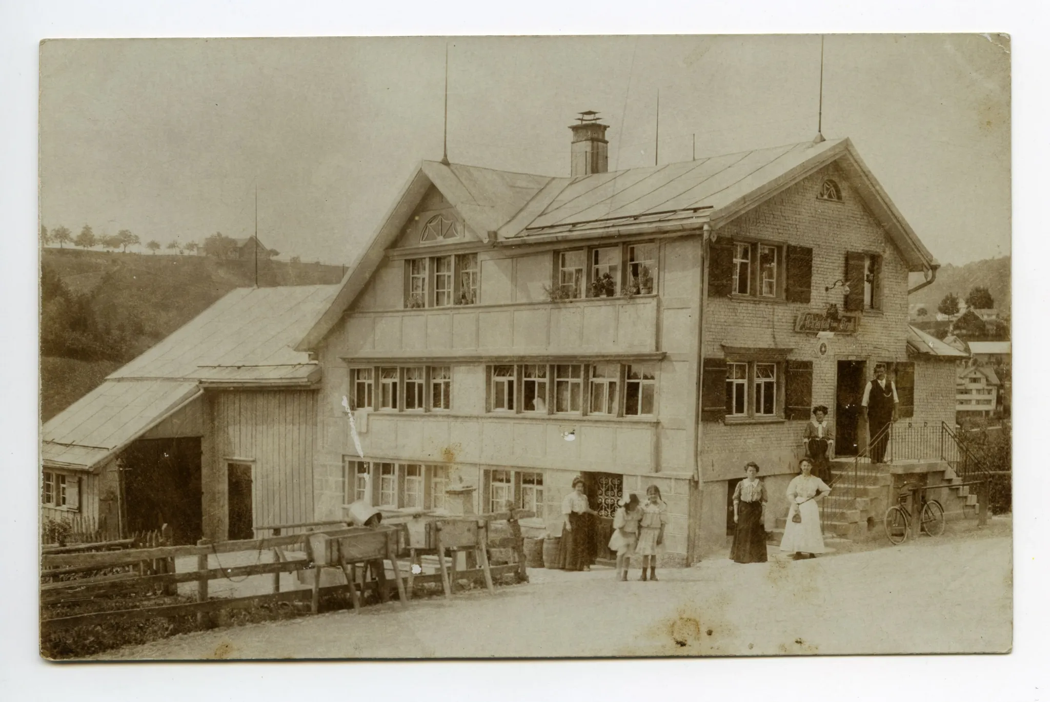 eingegangen 1962; Karte 1: mit Eigentümerfamilie vor dem Haus; Grusskarte, Zweibildkarte; klein: Gesamtansicht mit Fuhrwerk und Personen auf der Treppe; gross: Panoramablick auf Teufen aus Südosten