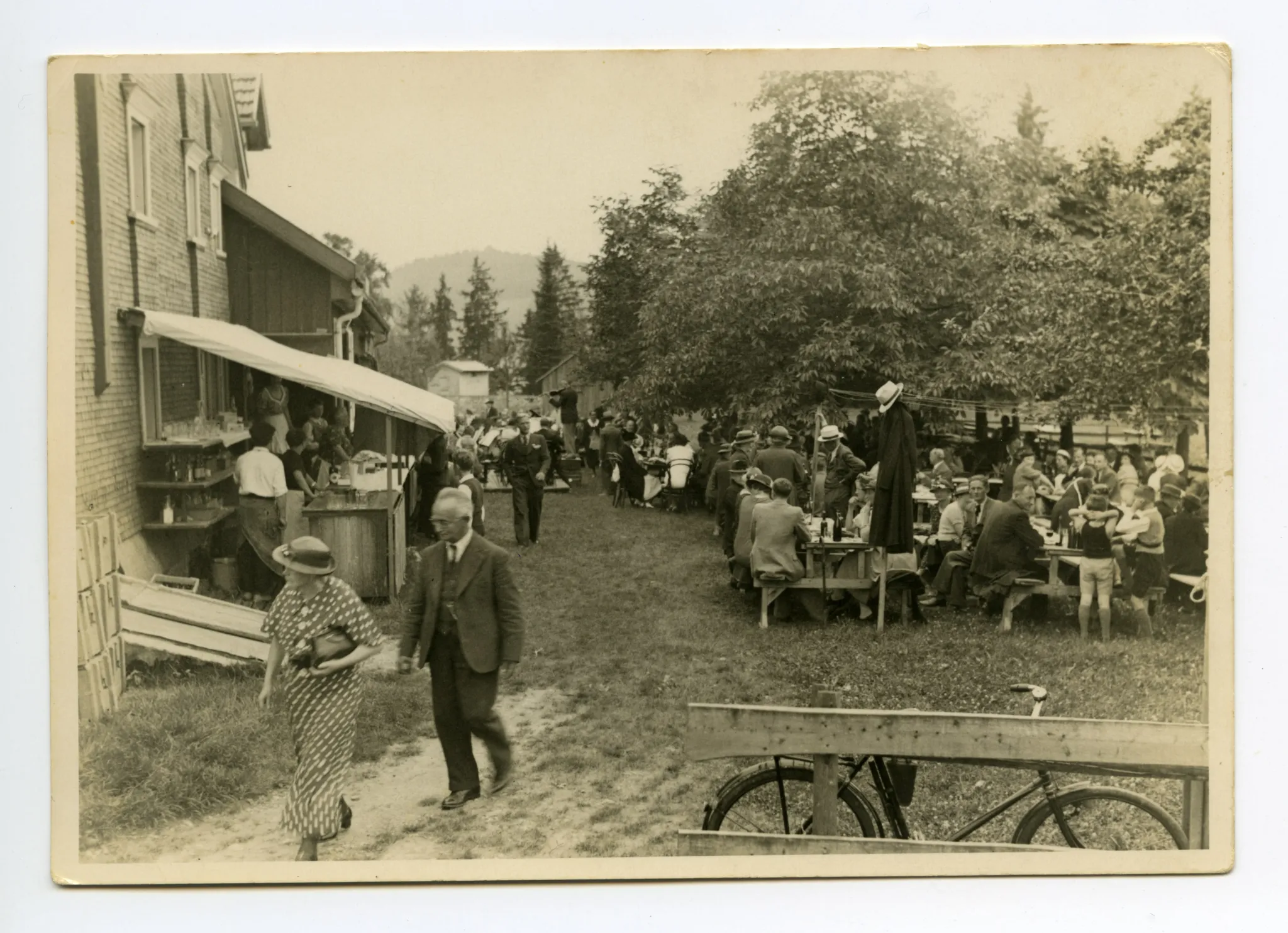 Volksfest, Ansicht von Garten mit aufgebauter Theke und vielen Festgästen