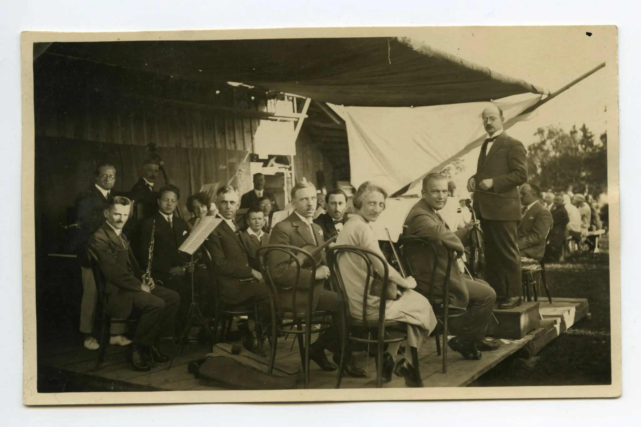 Volksfest, Ansicht der „Bühne“ mit Musikanten und Dirigent; Karte 1: Ansicht von vorne; Karte 2: Ansicht von hinten mit sich umdrehenden Musikanten