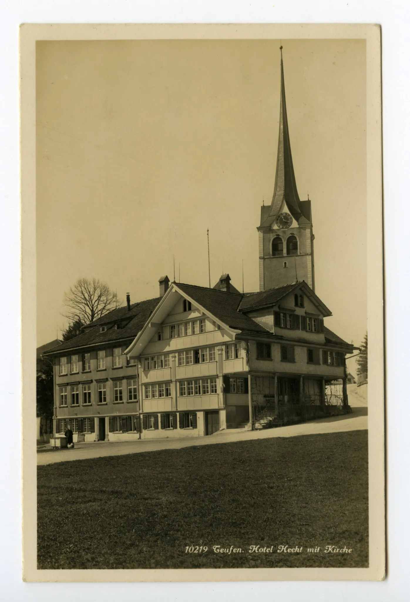 Hochformat, Ansicht aus Südwesten mit evang. Kirchturm