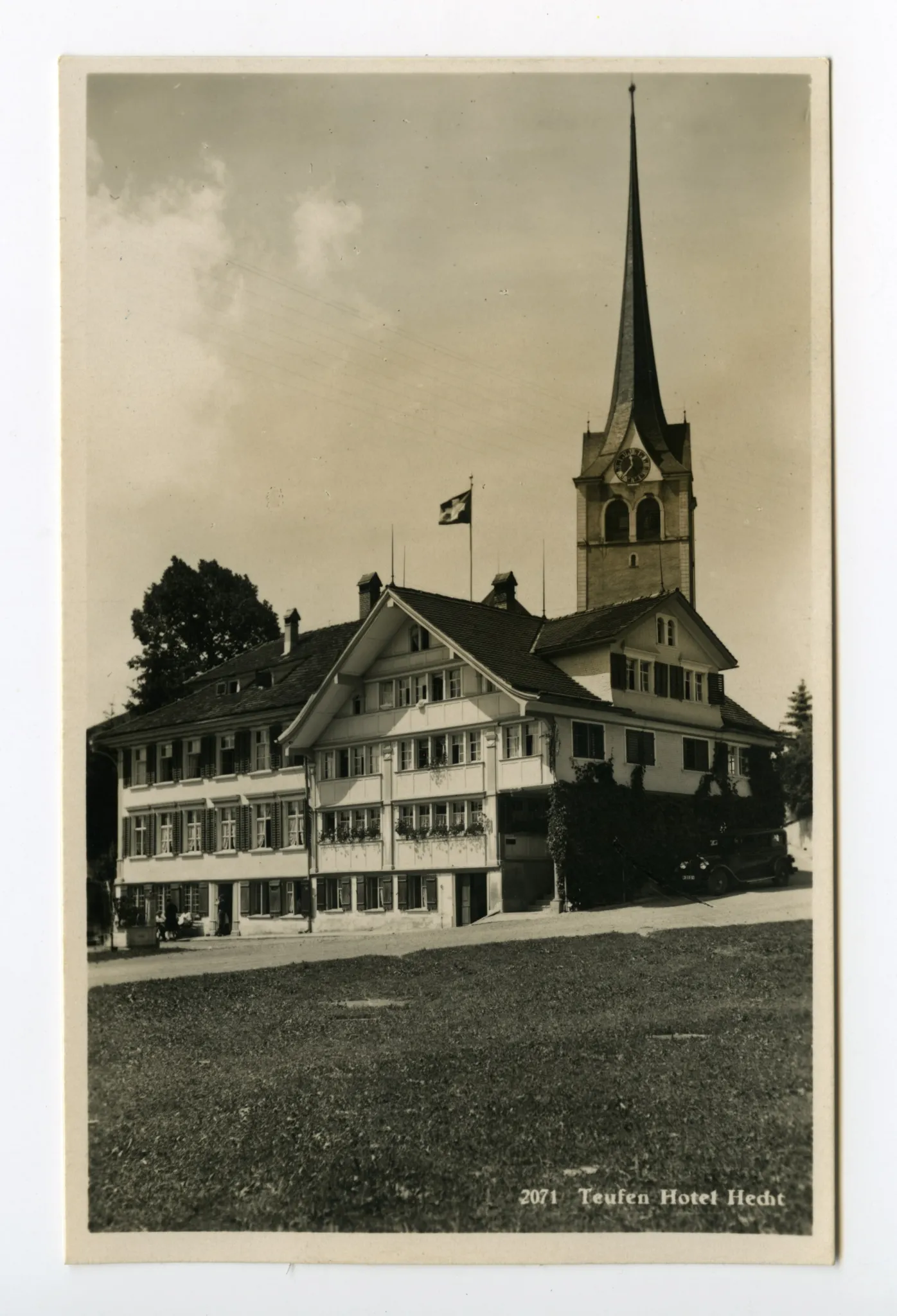 Hochformat, Ansicht aus Südosten mit evang. Kirchturm