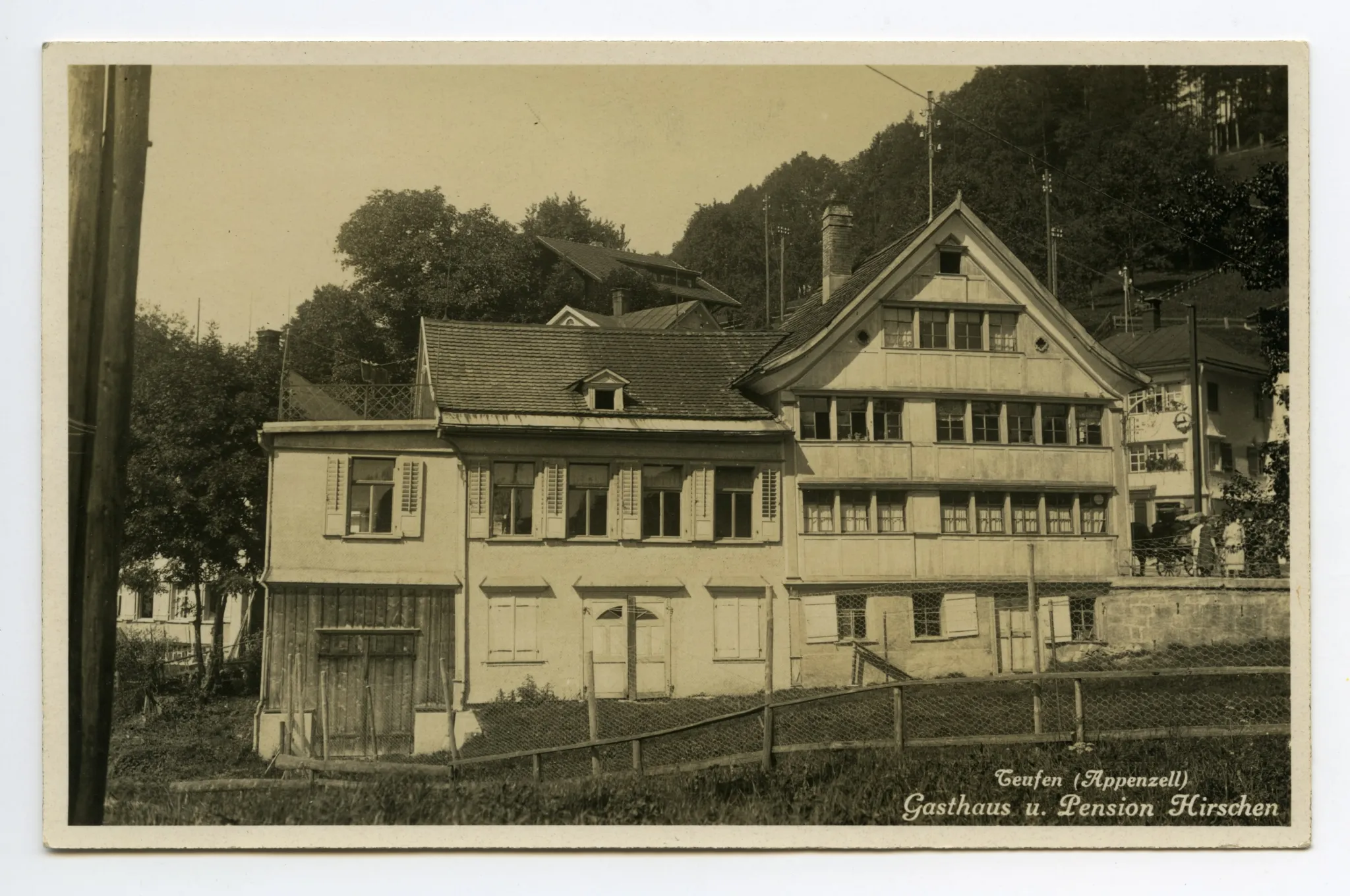 Karte 1: Gasthaus Pension Hirschen, Frontansicht vor der Verschiebung; Karte 2: Mehrbildkarte, klein: Frontansicht vor der Verschiebung, gross: Panoramaansicht auf Teufen vom Schlipf aus