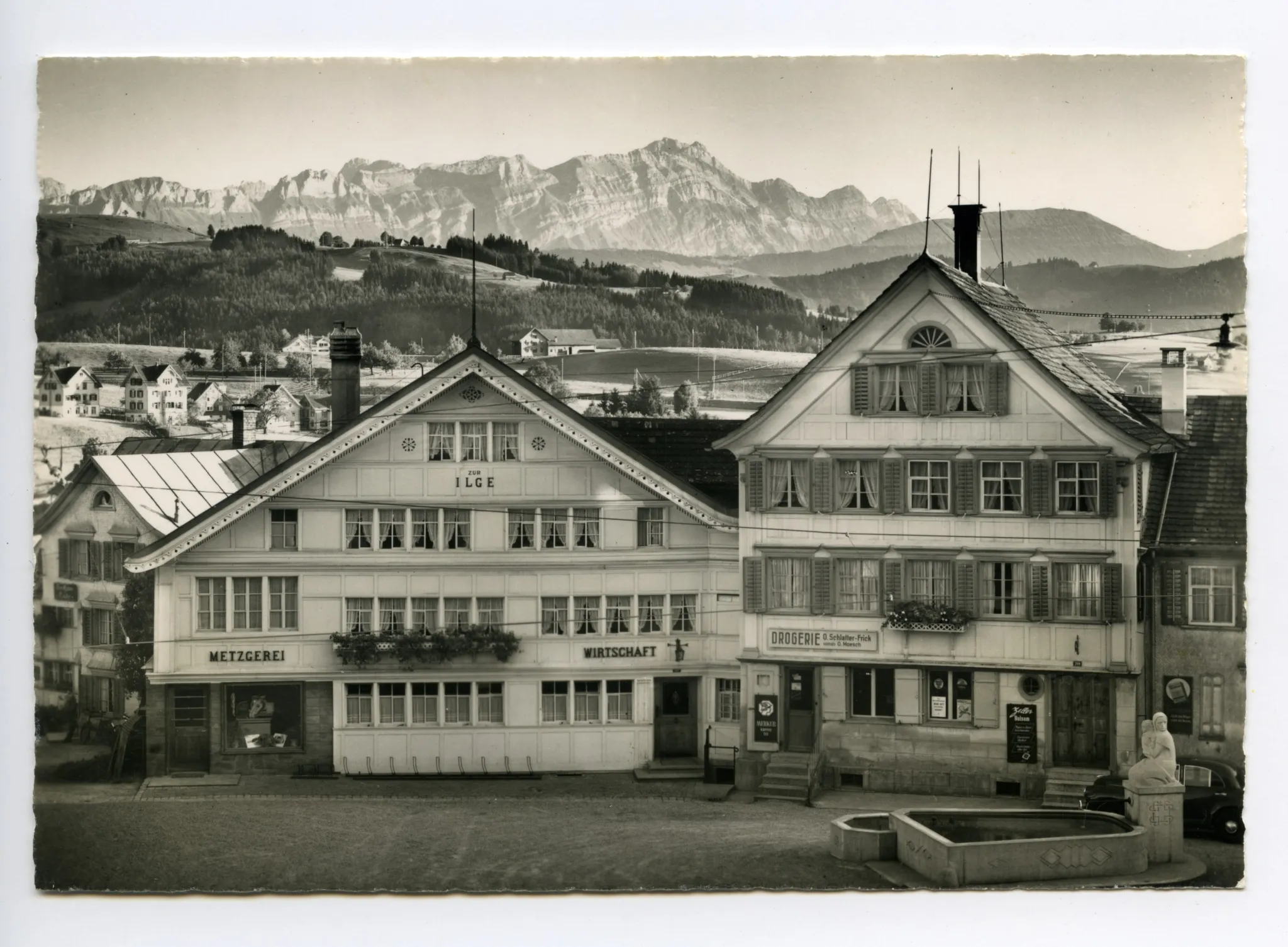 Gesamtansicht mit Dorgerie Schlatter im Bild, Dorfbrunnen, Alpstein im Hintergrund