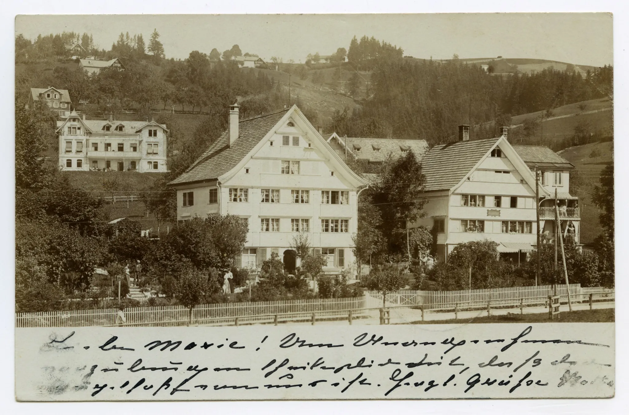 Ansicht aus Südwesten mit angrenzendem Haus an der Speicherstrasse und altes Krankenhaus im Hintergrund