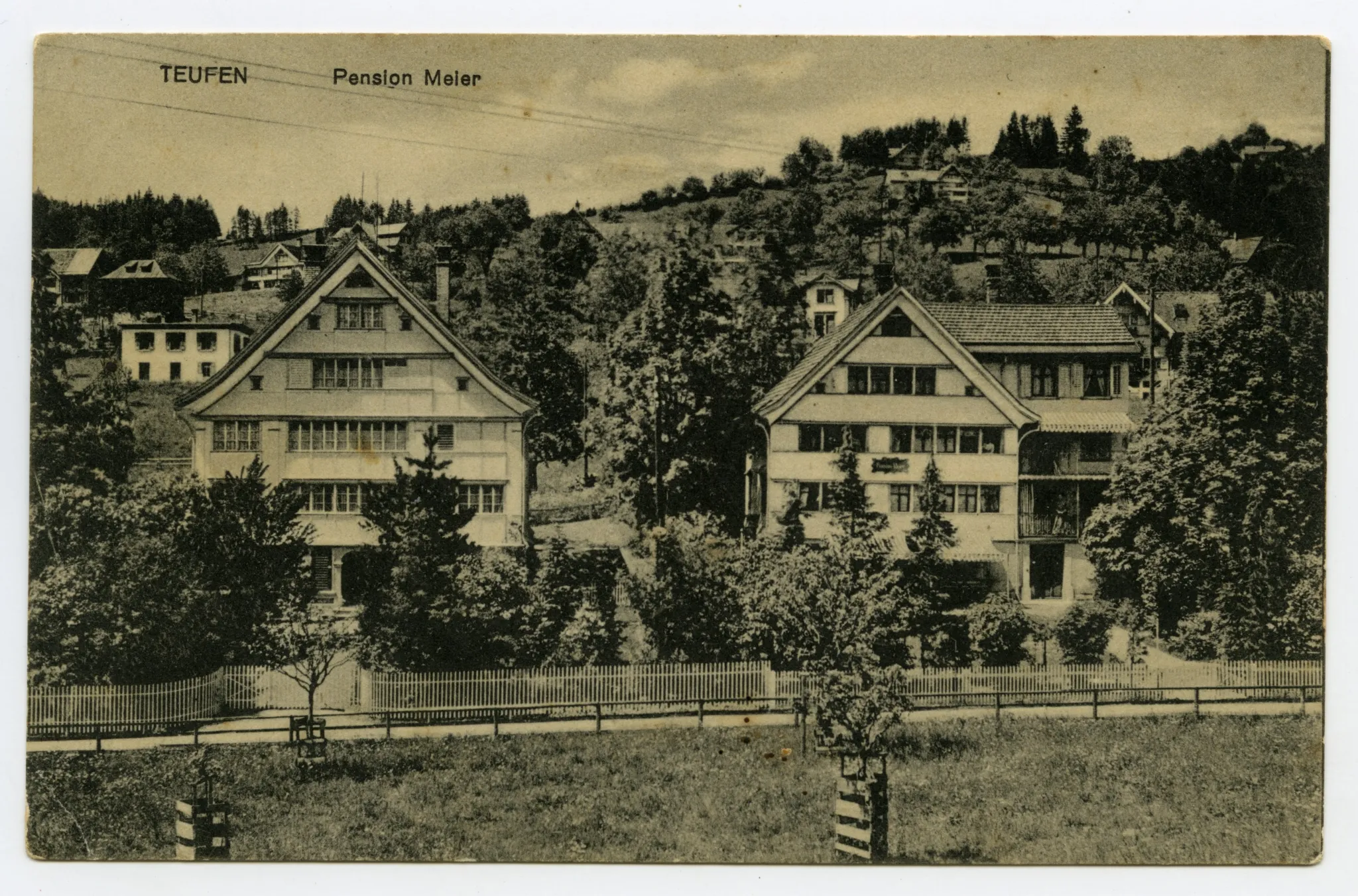 Ansicht aus Süden mit angrenzendem Haus an der Speicherstrasse mit Vorgarten