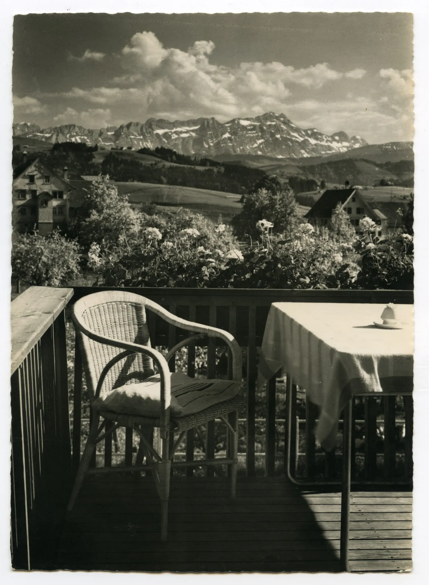Hochformat, Ausschnitt eines Terrassensitzplatzes mit Blick zum Alpsteinpanorama