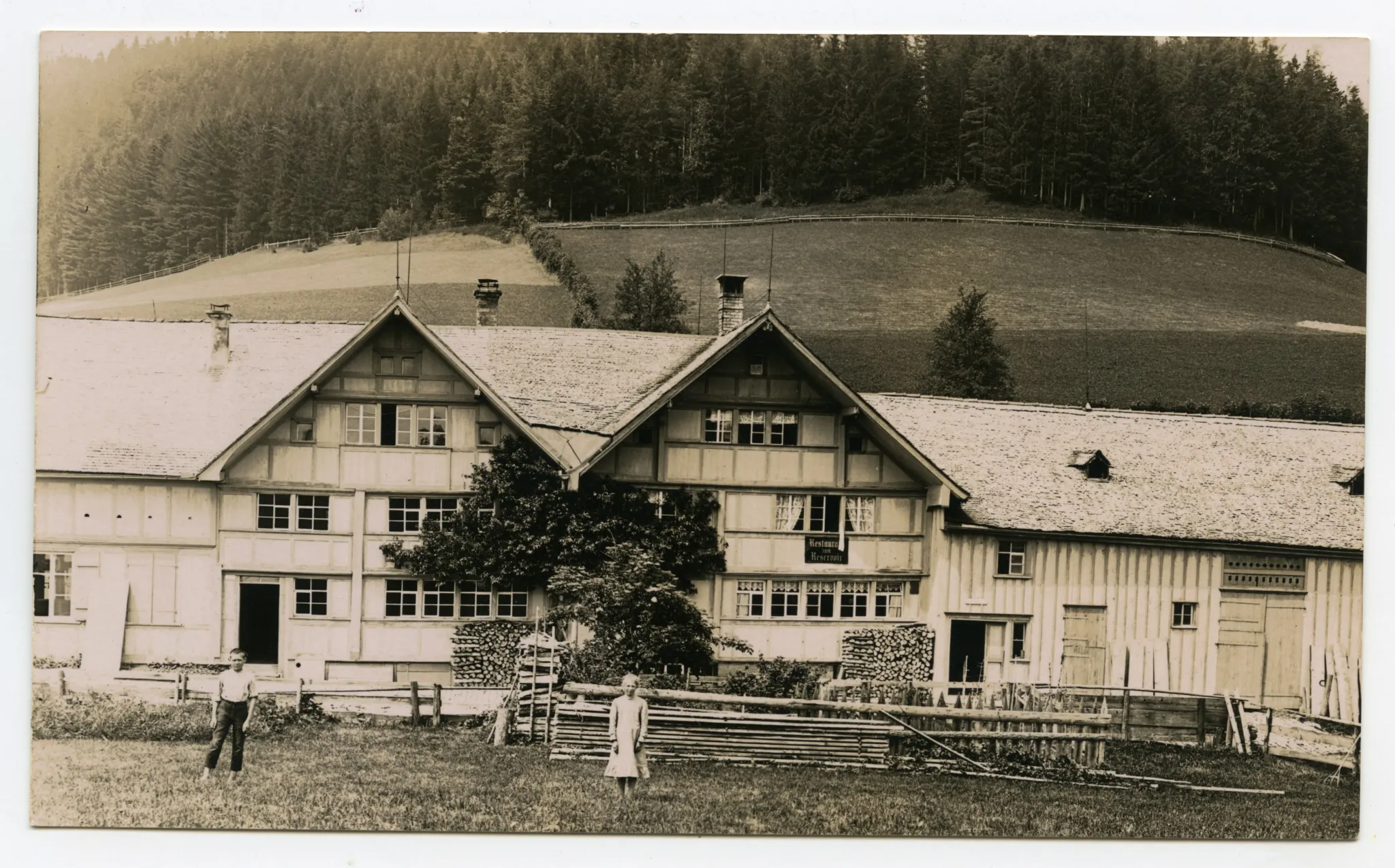 (unterhalb Reservoir Wellenrüti), (1894-1971), Ansicht mit Kindern davor (vgl. Ho.16-006)