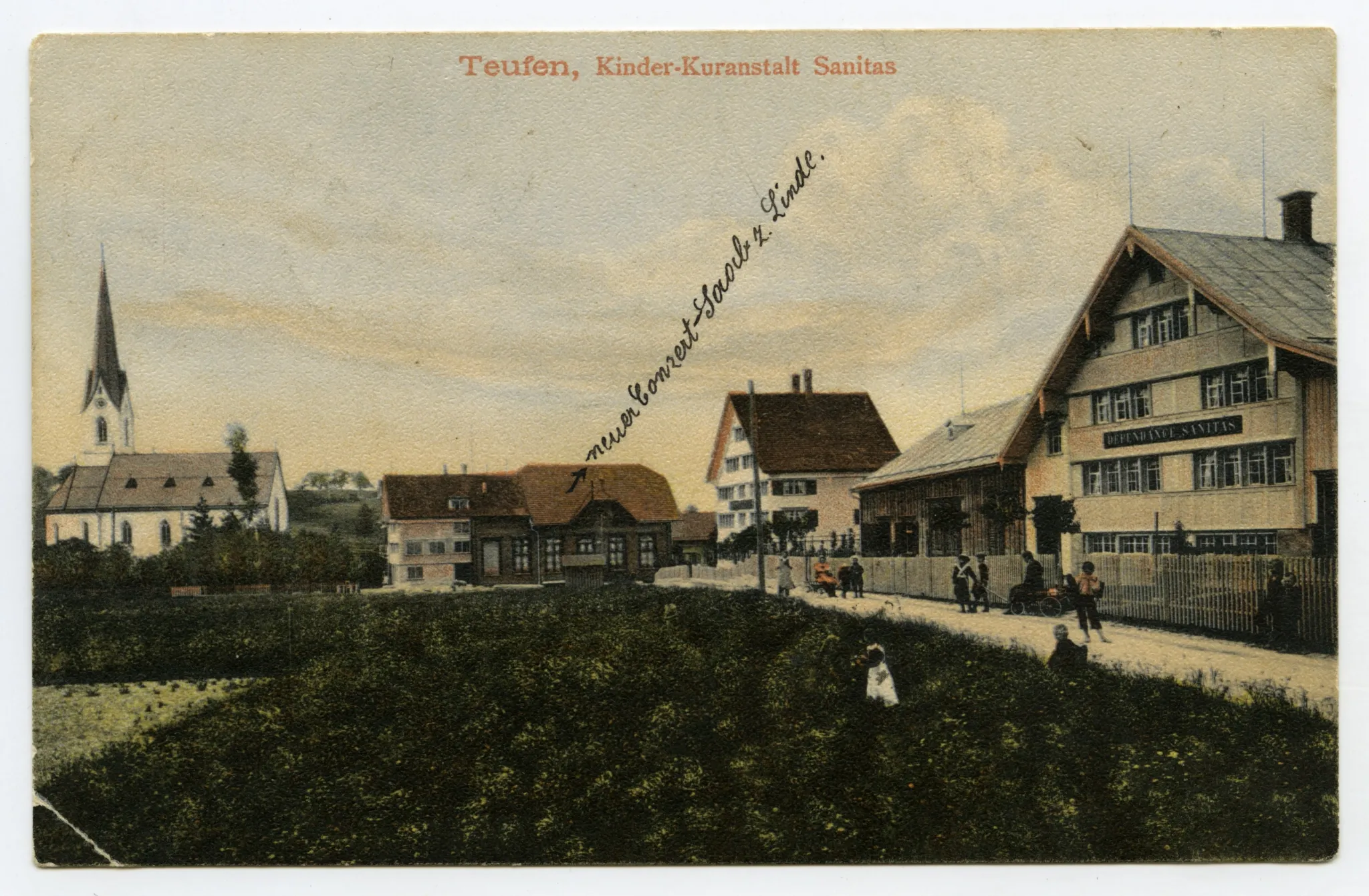 Ansicht aus Westen mit „Dependance Sanitas „im Vordergrund und mit Zeughausstrasse, spielenden Kindern und Rückansicht des neuen Konzertsaales Linde, alte kath. Kirche sichtbar