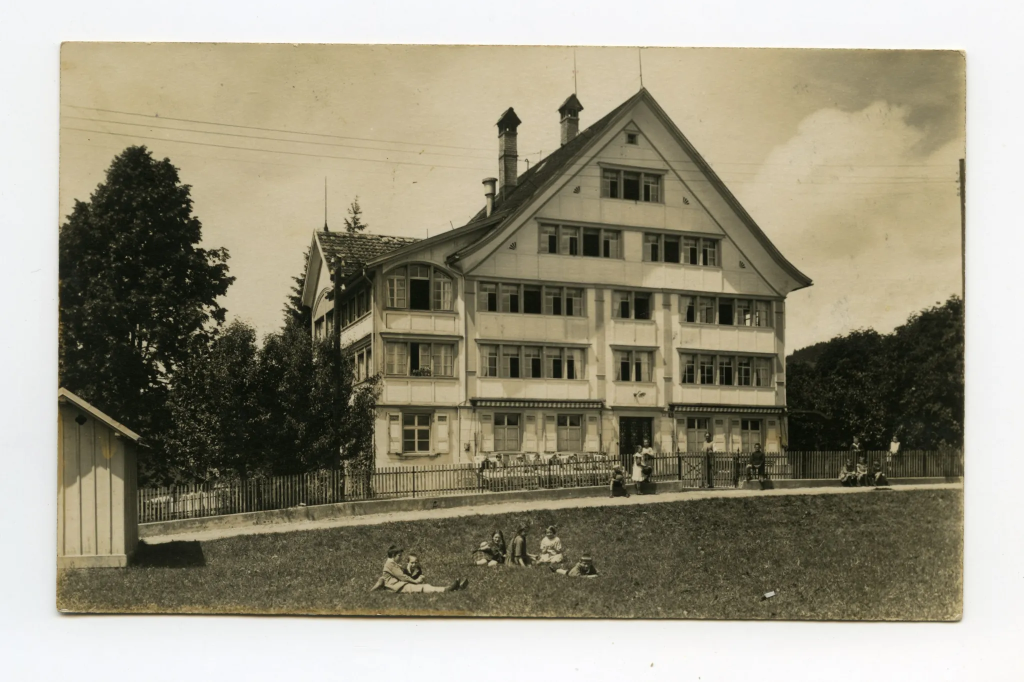 Ansicht Haupthaus mit Kindern davor und auf der Wiese