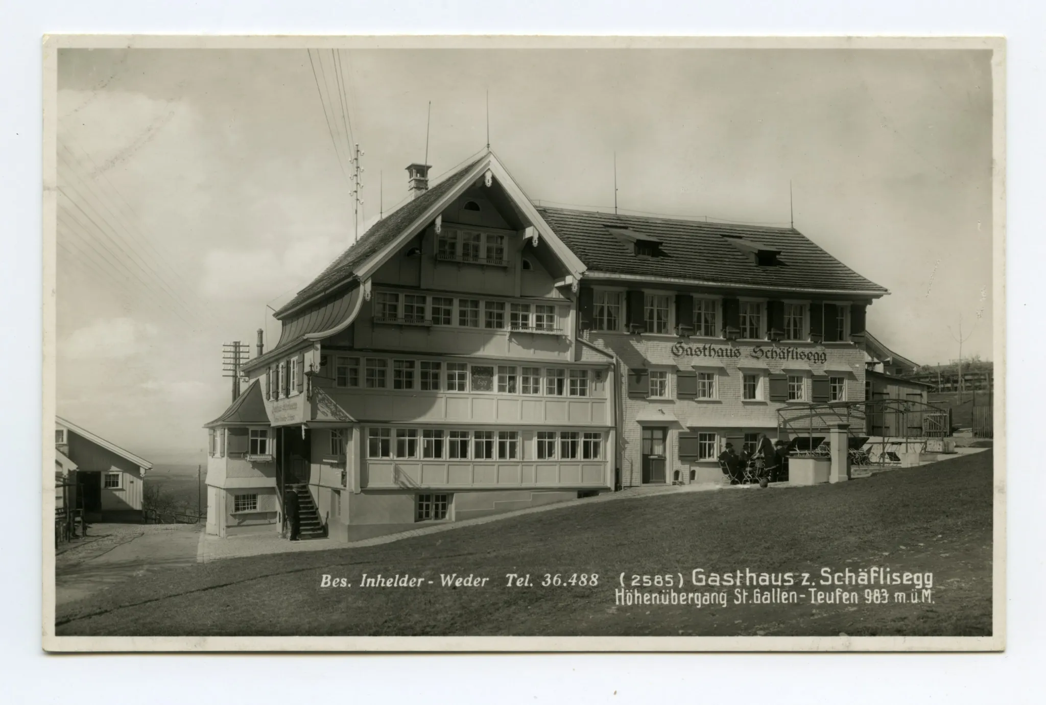 Aussenansicht aus Süden mit Brunnen und Sitzplatz mit Personen (vgl. Ho.20-217)