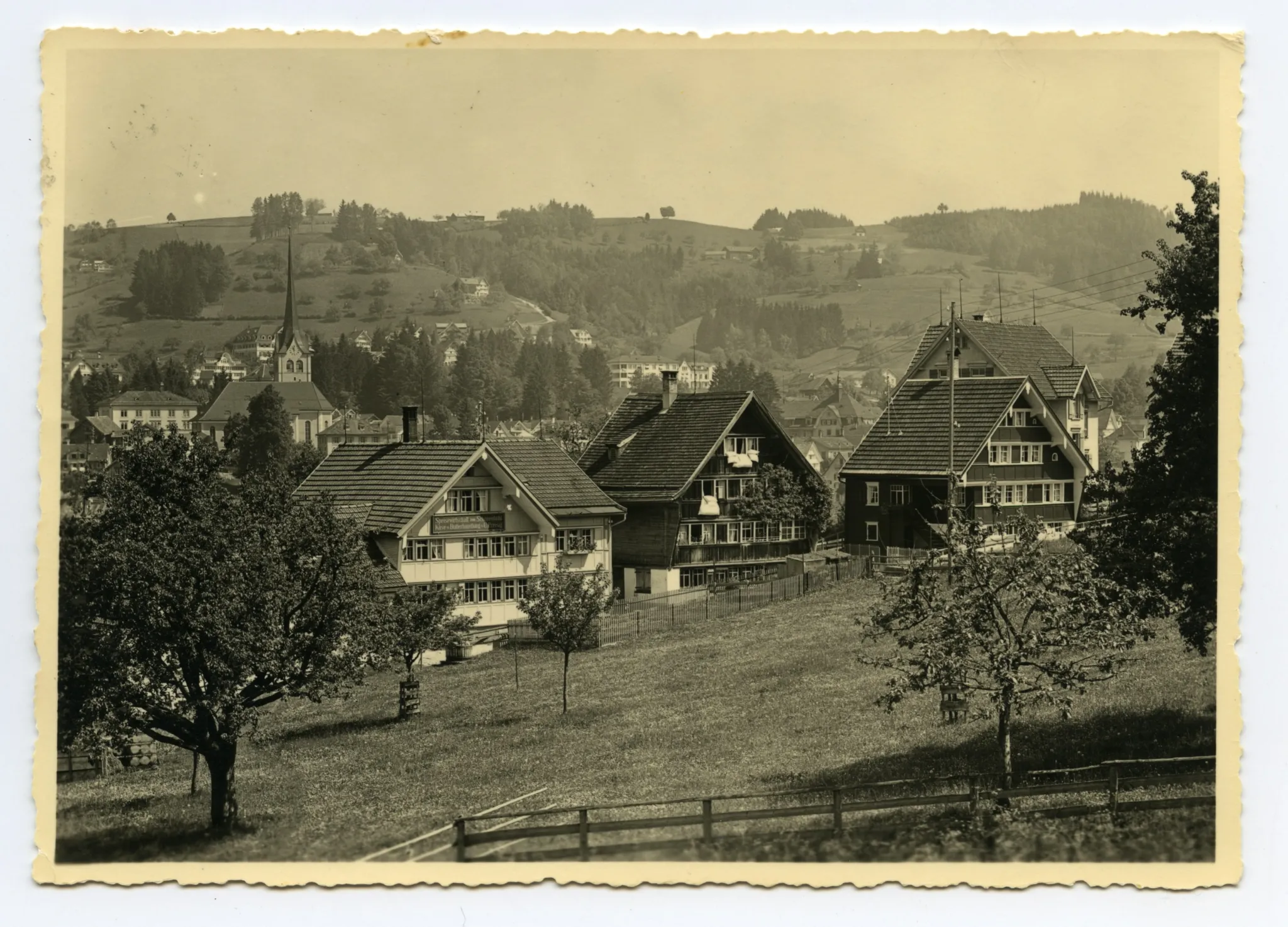 Rückansicht aus Süden mit Blick auf evang. Kirche, neues Krankenhaus und Eggen